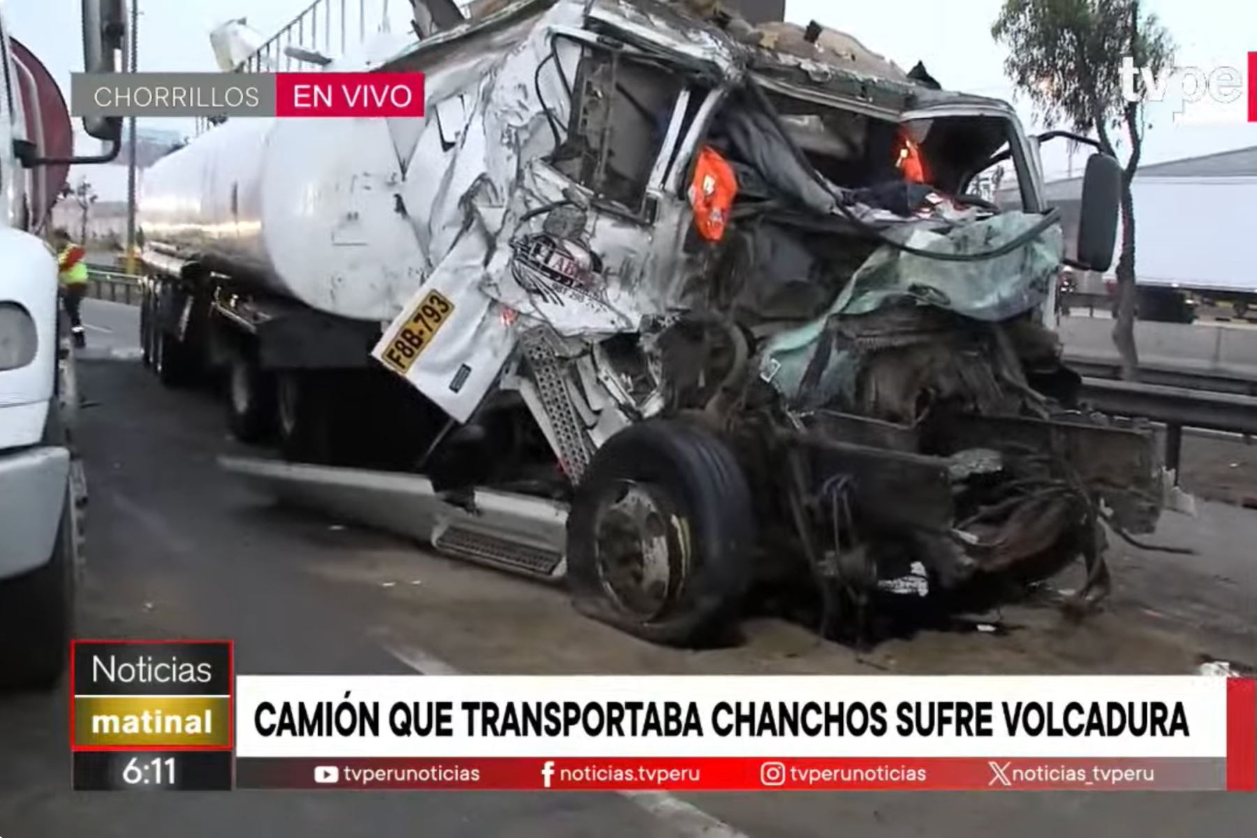 Accidente de tránsito entre un trailer que transportaba chancho y un camión cargado de aceite de soya. Foto: captura TV.