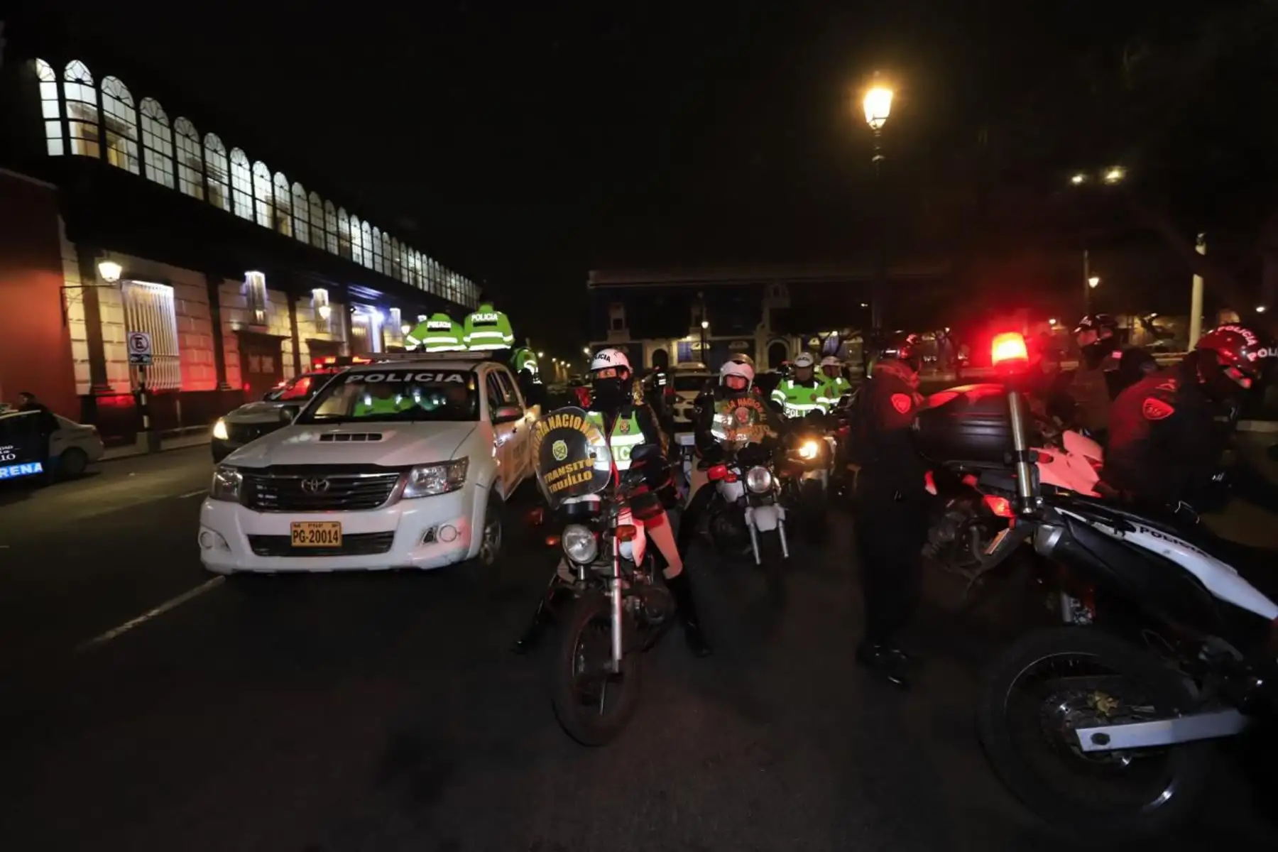 El ministro del Interior, Juan José Santiváñez, presidió el despliegue de más de 500 efectivos de la Policía Nacional del Perú por las zonas más sensibles de Trujillo y Virú, en la región La Libertad, para intensificar el patrullaje, control y prevención del delito. Foto: ANDINA/Mininter