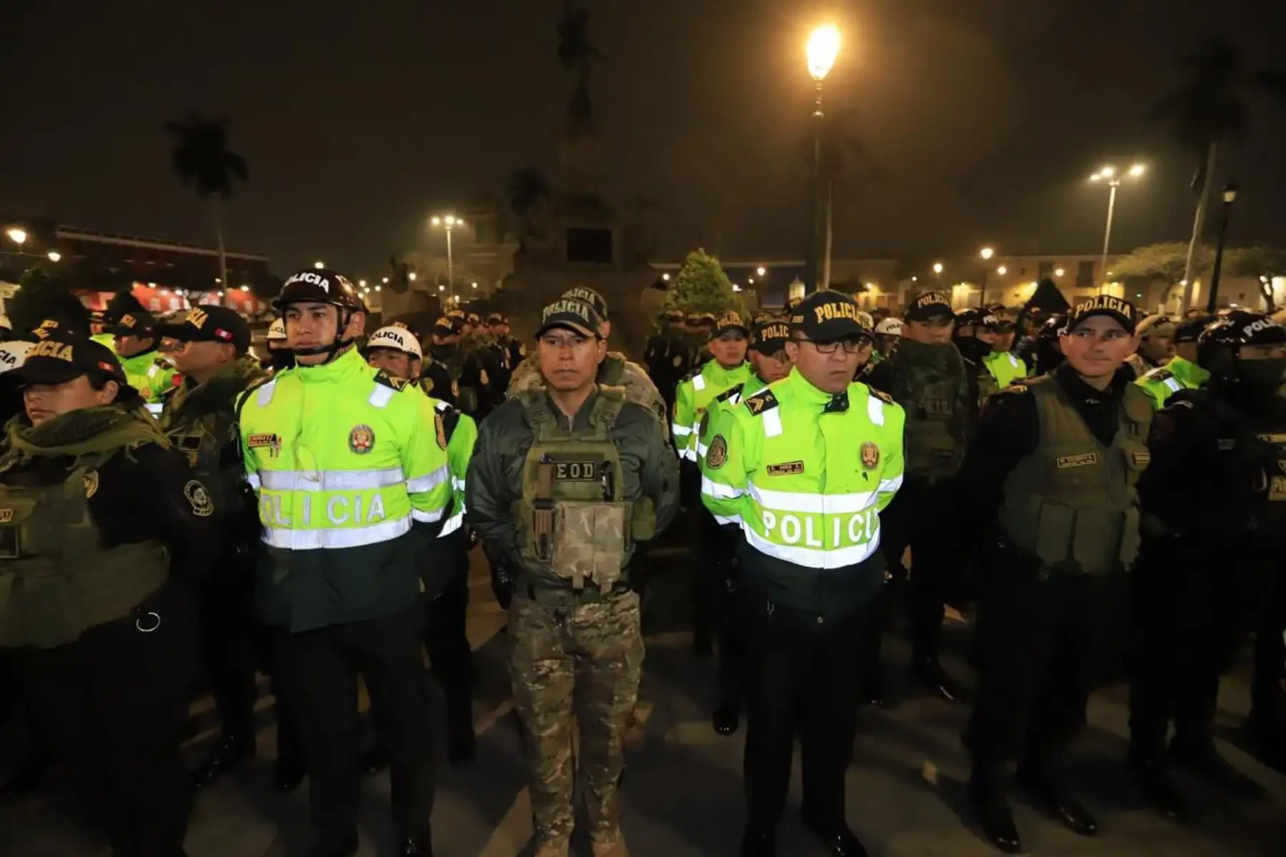 El ministro del Interior, Juan José Santiváñez, presidió el despliegue de más de 500 efectivos de la Policía Nacional del Perú por las zonas más sensibles de Trujillo y Virú, en la región La Libertad, para intensificar el patrullaje, control y prevención del delito. Foto: ANDINA/Mininter