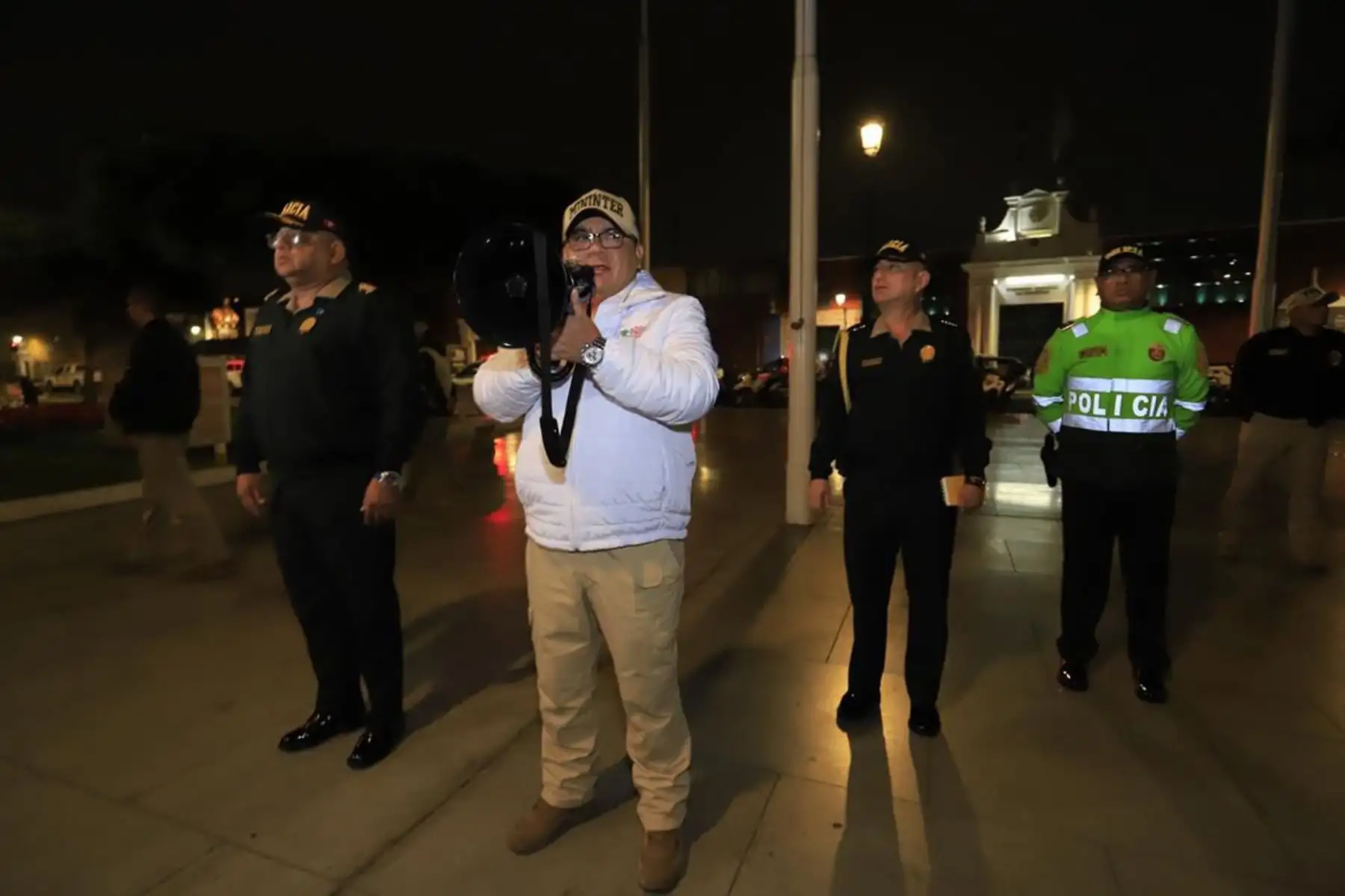 El ministro del Interior, Juan José Santiváñez, presidió el despliegue de más de 500 efectivos de la Policía Nacional del Perú por las zonas más sensibles de Trujillo y Virú, en la región La Libertad, para intensificar el patrullaje, control y prevención del delito. Foto: ANDINA/Mininter