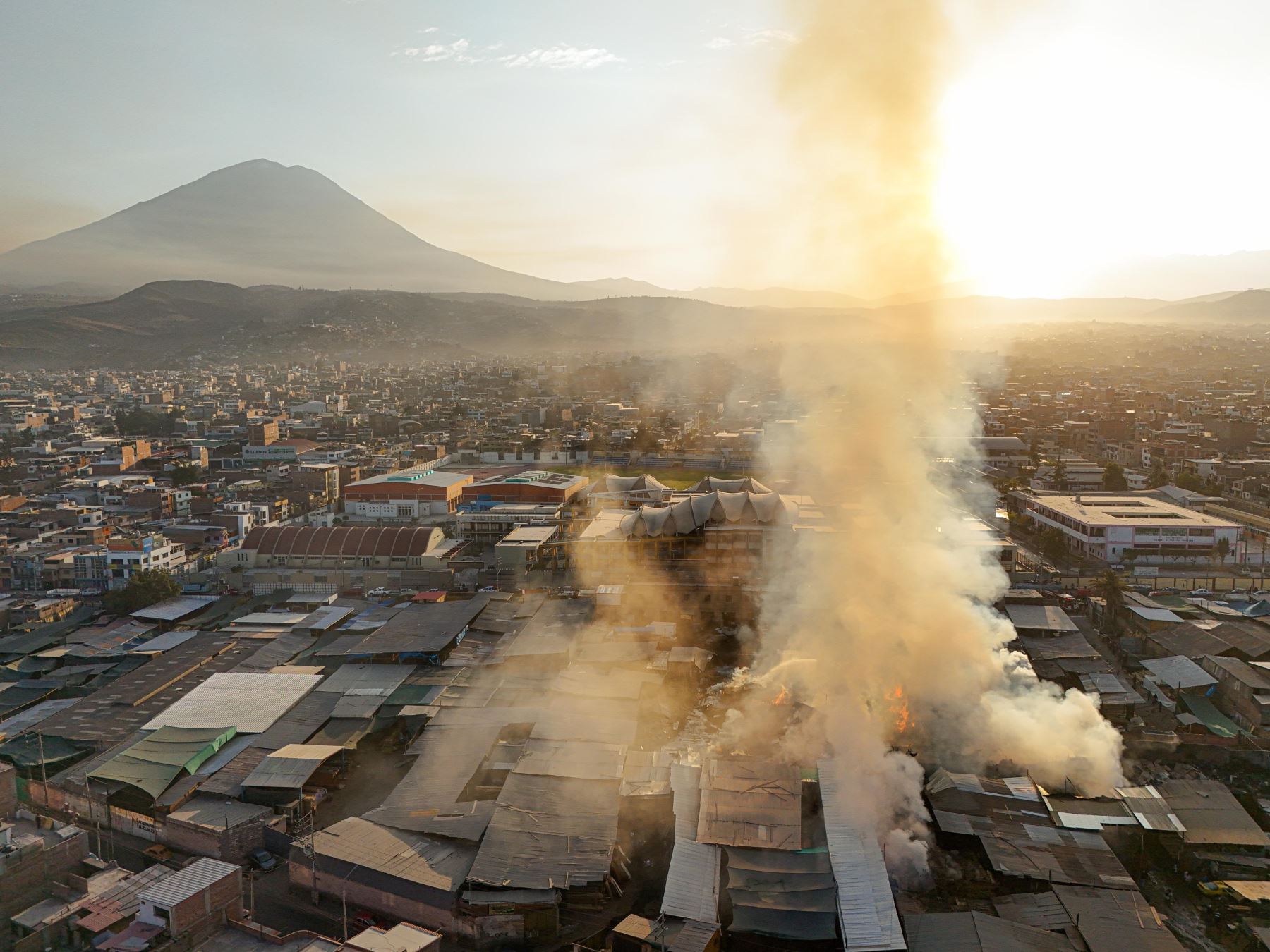 Un incendio de grandes proporciones se registró en las primeras horas de hoy en Arequipa. El fuego afectó a cuatro madereras y obligó a suspender las clases en dos colegios. ANDINA/Difusión