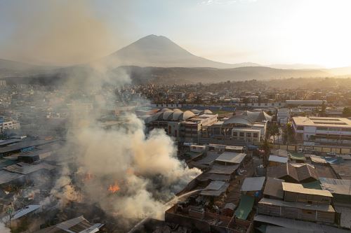 Fue controlado incendio de cuatro madereras en Arequipa