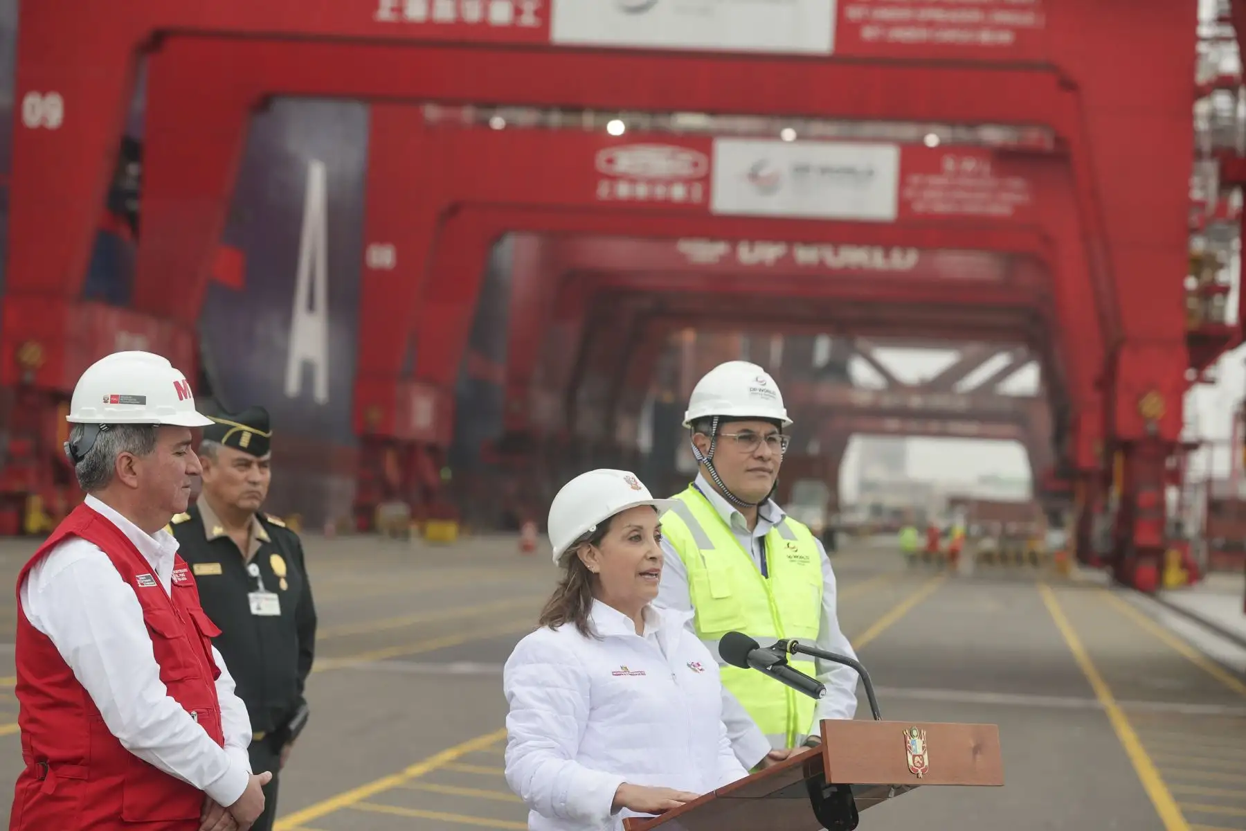 La presidenta de la República, Dina Ercilia Boluarte Zegarra, acompañada del ministro de Transportes y Comunicaciones, Raúl Pérez Reyes, supervisa la llegada del buque portacontenedores APL “Fullerton”, procedente de Singapur, al Muelle Sur del Callao. Foto: ANDINA/Presidencia