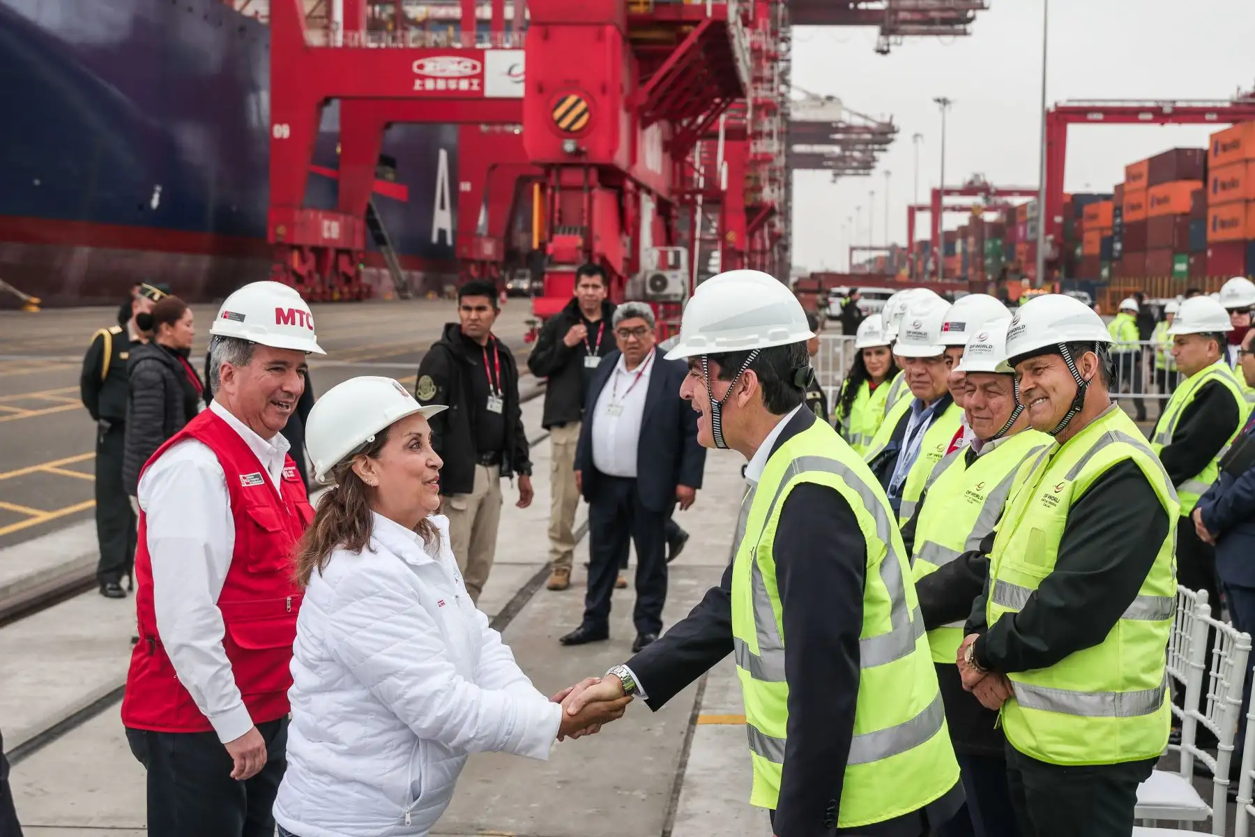 La presidenta de la República, Dina Ercilia Boluarte Zegarra, acompañada del ministro de Transportes y Comunicaciones, Raúl Pérez Reyes, supervisa la llegada del buque portacontenedores APL “Fullerton”, procedente de Singapur, al Muelle Sur del Callao. Foto: ANDINA/Connie Calderon