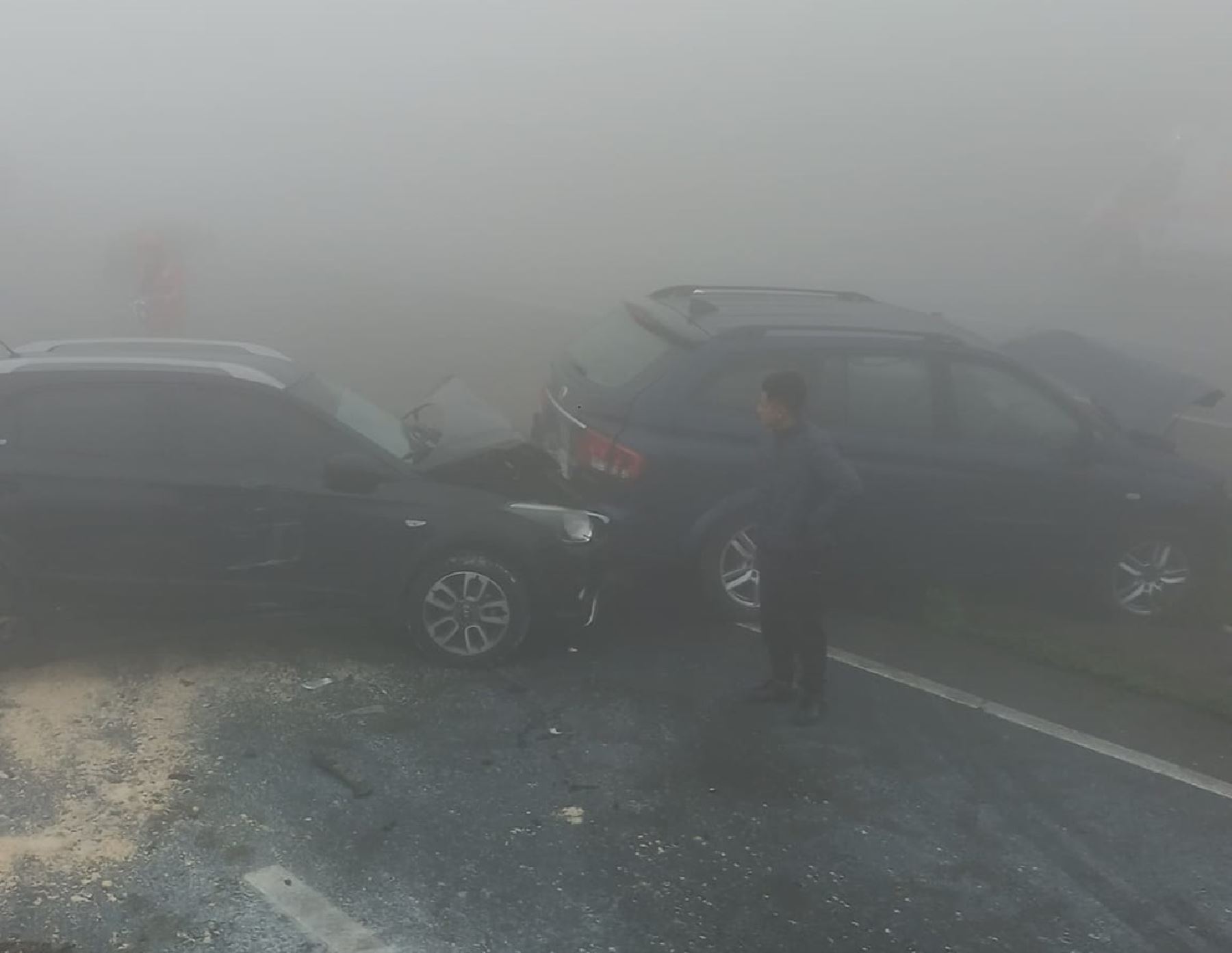 Cinco vehículos protagonizaron esta mañana un choque múltiple en la Variante de Pasamayo que dejó cuatro personas heridas. Foto: cortesía Al Rojo Vivo Noticias Huacho/Facebook