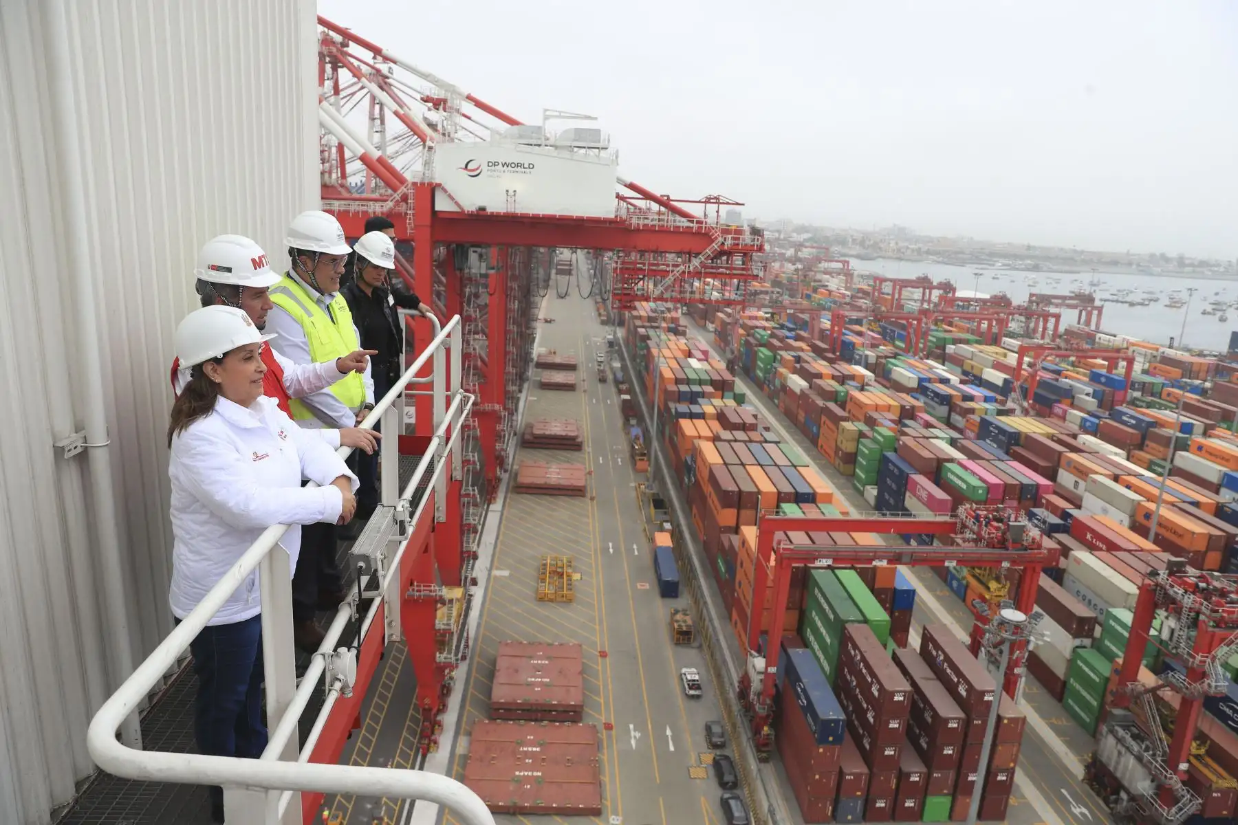 La presidenta de la República, Dina Ercilia Boluarte Zegarra, acompañada del ministro de Transportes y Comunicaciones, Raúl Pérez Reyes, supervisa la llegada del buque portacontenedores APL “Fullerton”, procedente de Singapur, al Muelle Sur del Callao. Foto: ANDINA/Presidencia