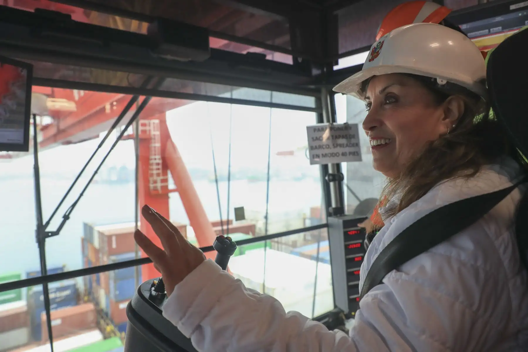 La presidenta de la República, Dina Ercilia Boluarte Zegarra, acompañada del ministro de Transportes y Comunicaciones, Raúl Pérez Reyes, supervisa la llegada del buque portacontenedores APL “Fullerton”, procedente de Singapur, al Muelle Sur del Callao. Foto: ANDINA/Presidencia