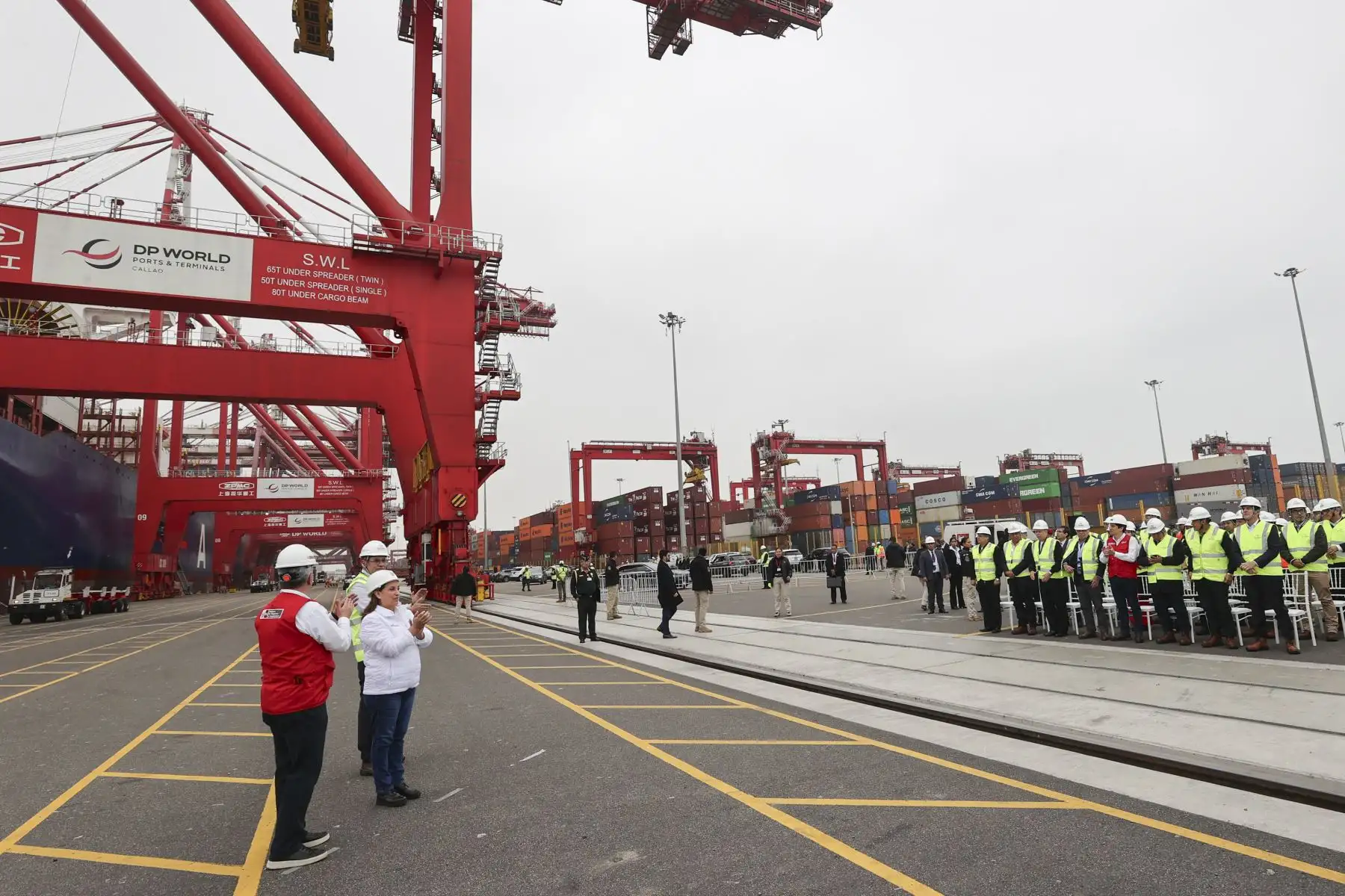 La presidenta de la República, Dina Ercilia Boluarte Zegarra, acompañada del ministro de Transportes y Comunicaciones, Raúl Pérez Reyes, supervisa la llegada del buque portacontenedores APL “Fullerton”, procedente de Singapur, al Muelle Sur del Callao. Foto: ANDINA/Presidencia