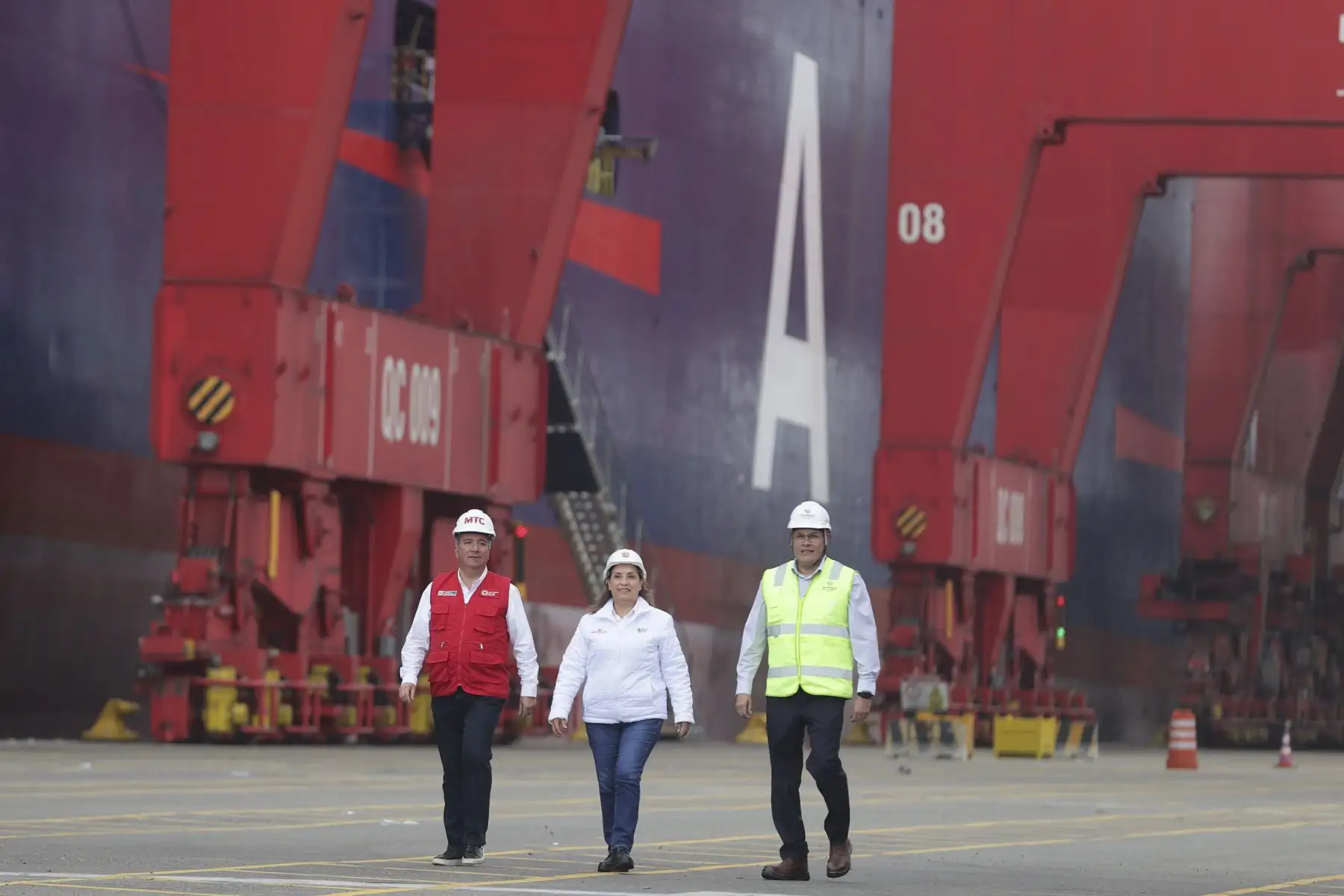 La presidenta de la República, Dina Ercilia Boluarte Zegarra, acompañada del ministro de Transportes y Comunicaciones, Raúl Pérez Reyes, supervisa la llegada del buque portacontenedores APL “Fullerton”, procedente de Singapur, al Muelle Sur del Callao. Foto: ANDINA/Presidencia