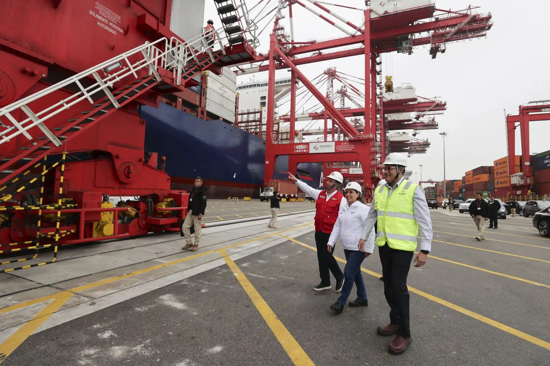 La presidenta de la República, Dina Ercilia Boluarte Zegarra, acompañada del ministro de Transportes y Comunicaciones, Raúl Pérez Reyes, supervisa la llegada del buque portacontenedores APL “Fullerton”, procedente de Singapur, al Muelle Sur del Callao. Foto: ANDINA/Presidencia