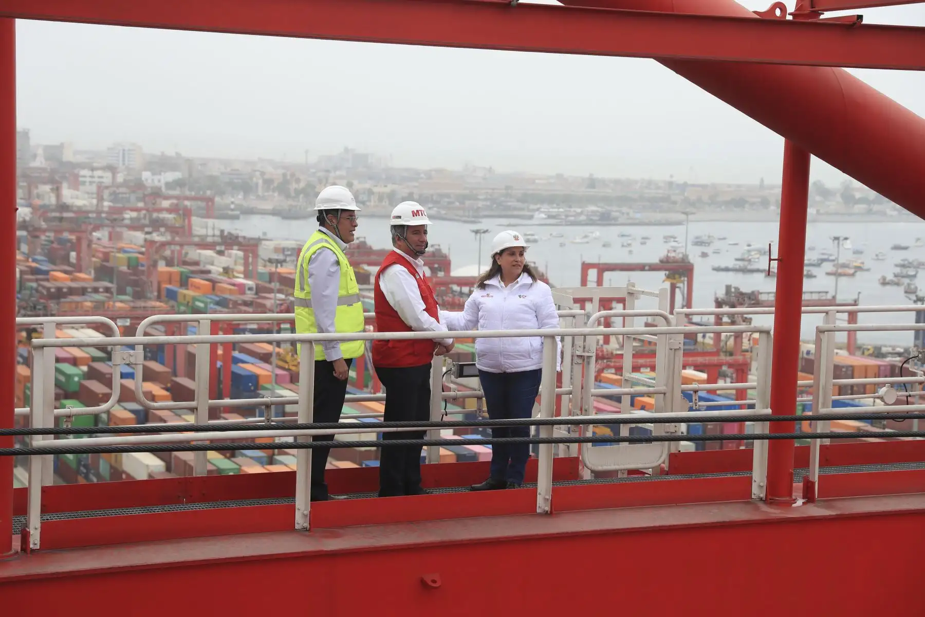 La presidenta de la República, Dina Ercilia Boluarte Zegarra, acompañada del ministro de Transportes y Comunicaciones, Raúl Pérez Reyes, supervisa la llegada del buque portacontenedores APL “Fullerton”, procedente de Singapur, al Muelle Sur del Callao. Foto: ANDINA/Presidencia