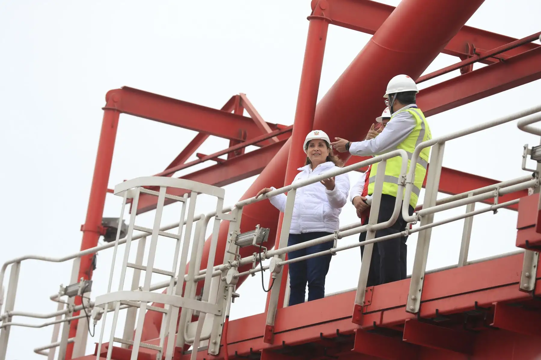 La presidenta de la República, Dina Ercilia Boluarte Zegarra, acompañada del ministro de Transportes y Comunicaciones, Raúl Pérez Reyes, supervisa la llegada del buque portacontenedores APL “Fullerton”, procedente de Singapur, al Muelle Sur del Callao. Foto: ANDINA/Presidencia