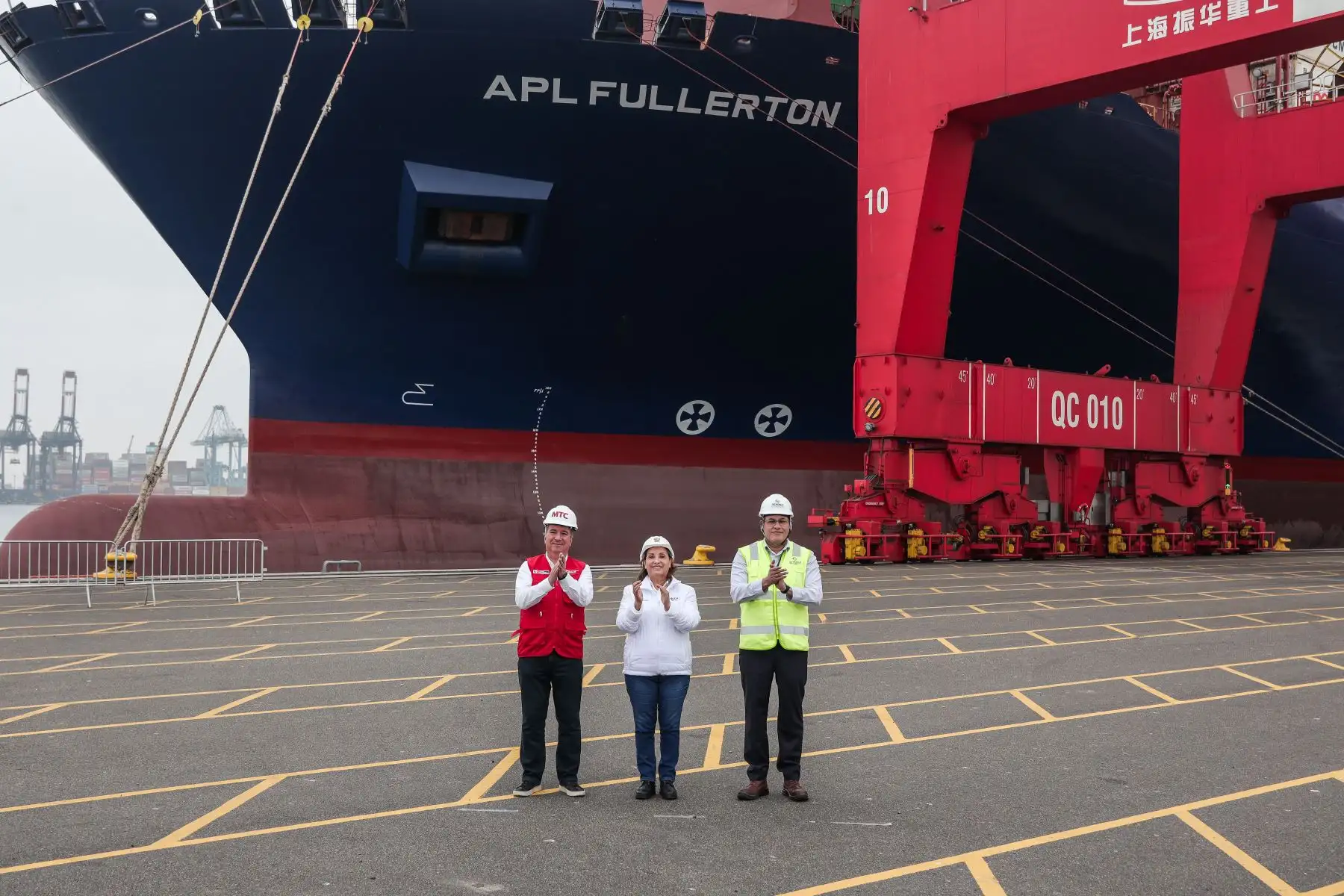 La presidenta de la República, Dina Ercilia Boluarte Zegarra, acompañada del ministro de Transportes y Comunicaciones, Raúl Pérez Reyes, supervisa la llegada del buque portacontenedores APL “Fullerton”, procedente de Singapur, al Muelle Sur del Callao. Foto: ANDINA/Connie Calderon