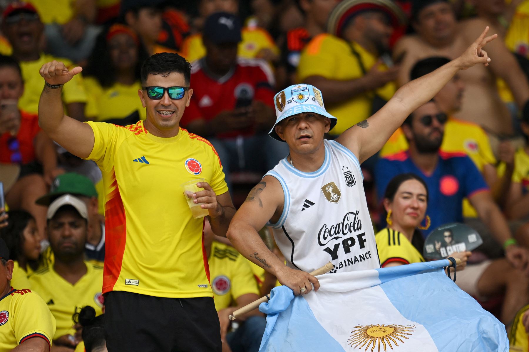 Los hinchas de Colombia y Argentina aplauden antes del partido de fútbol de las eliminatorias sudamericanas para la Copa Mundial de la FIFA 2026 entre Colombia y Argentina, en el estadio Metropolitano Roberto Meléndez en Barranquilla, Colombia.
Foto: AFP