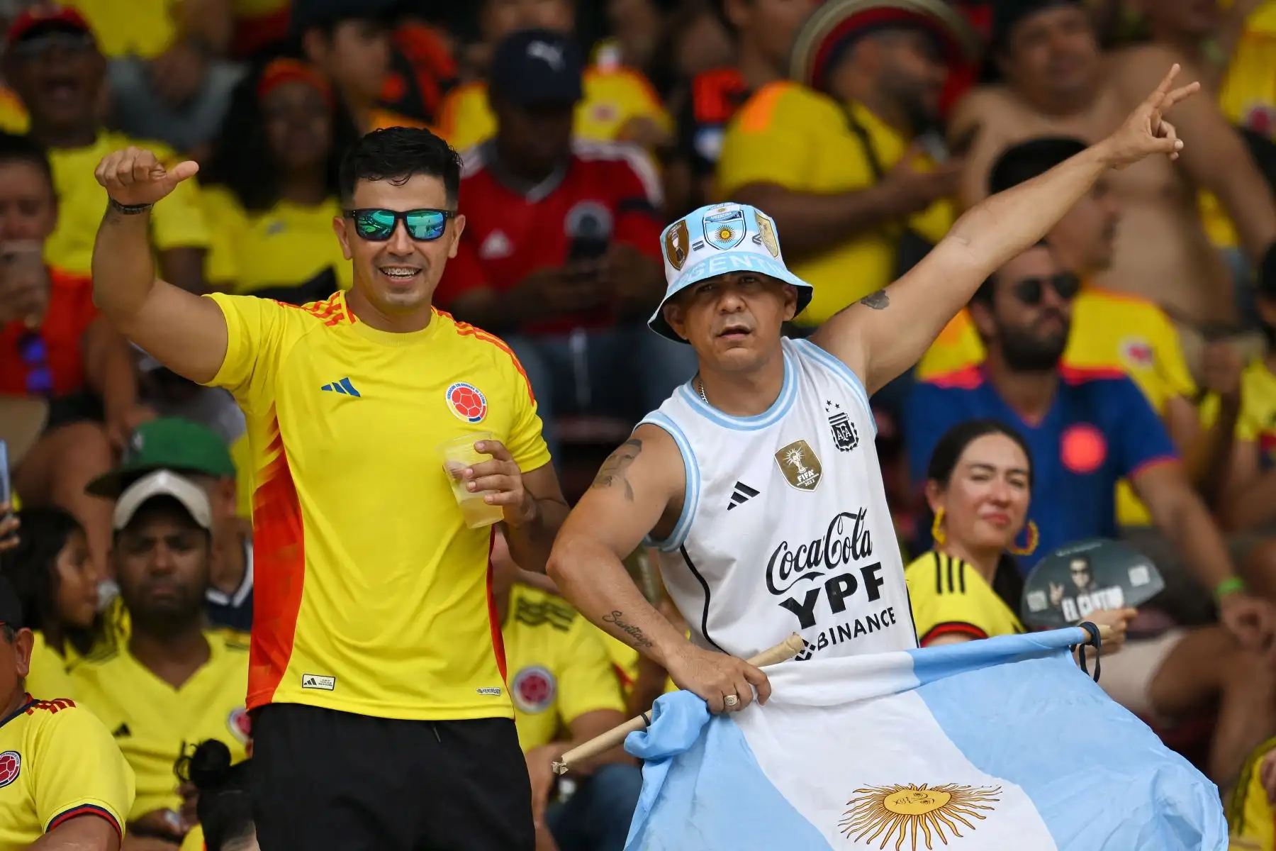 Los hinchas de Colombia y Argentina aplauden antes del partido de fútbol de las eliminatorias sudamericanas para la Copa Mundial de la FIFA 2026 entre Colombia y Argentina, en el estadio Metropolitano Roberto Meléndez en Barranquilla, Colombia.
Foto: AFP