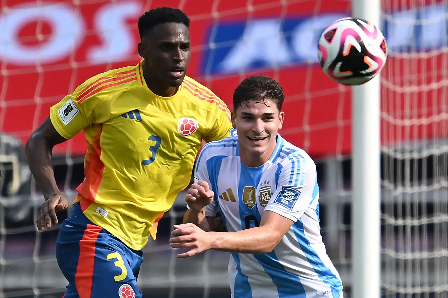 El defensor colombiano Jhon Lucumi  y el delantero argentino Julián Álvarez luchan por el balón durante el partido de fútbol de las eliminatorias sudamericanas para la Copa Mundial de la FIFA 2026 entre Colombia y Argentina, en el estadio Metropolitano Roberto Meléndez de Barranquilla.
Foto: AFP
