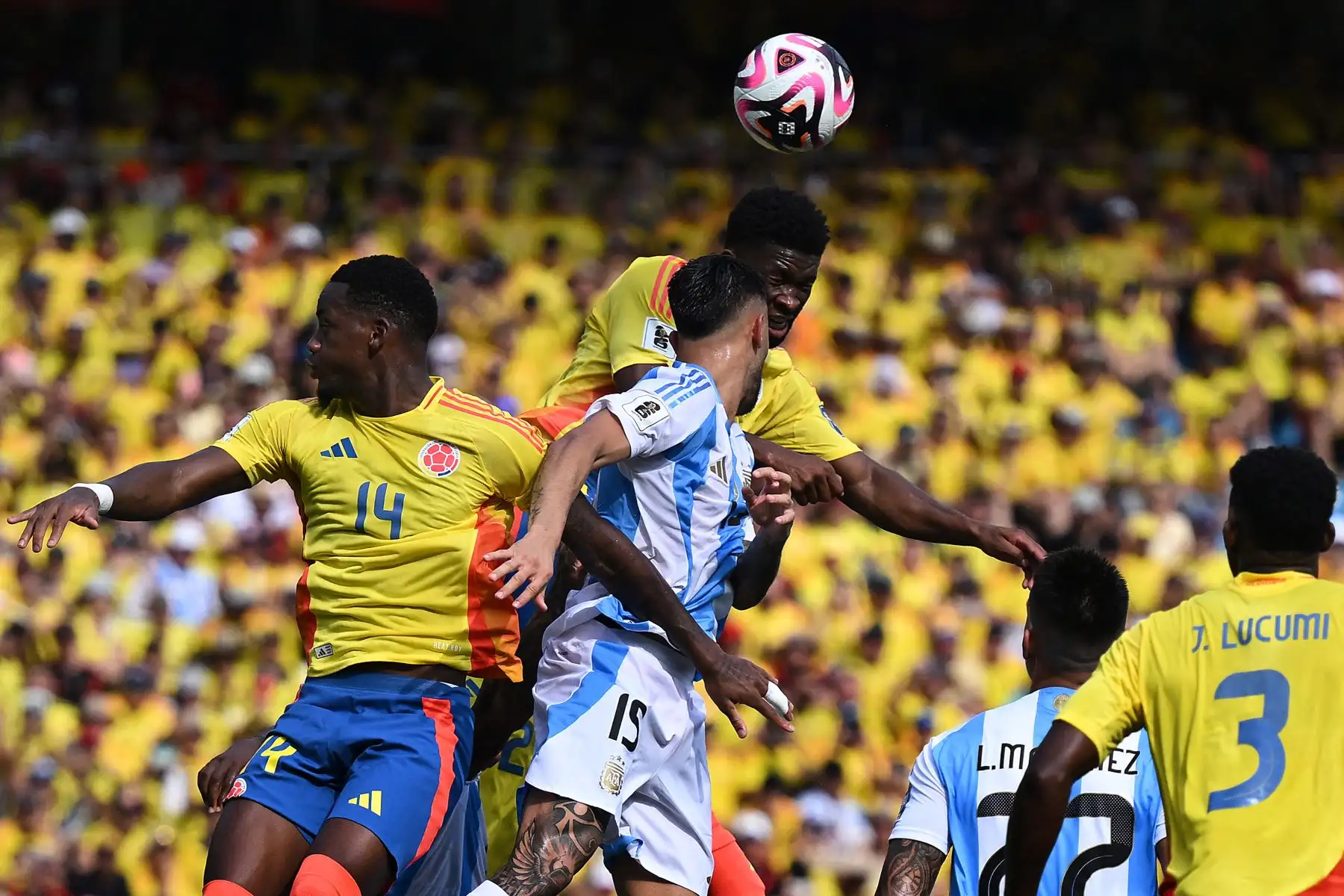 El mediocampista colombiano Jefferson Lerma dirige el balón más allá del delantero argentino Nicolás González durante el partido de fútbol de las eliminatorias sudamericanas para la Copa Mundial de la FIFA 2026 entre Colombia y Argentina, en el estadio Metropolitano Roberto Meléndez en Barranquilla, Colombia.
Foto: AFP