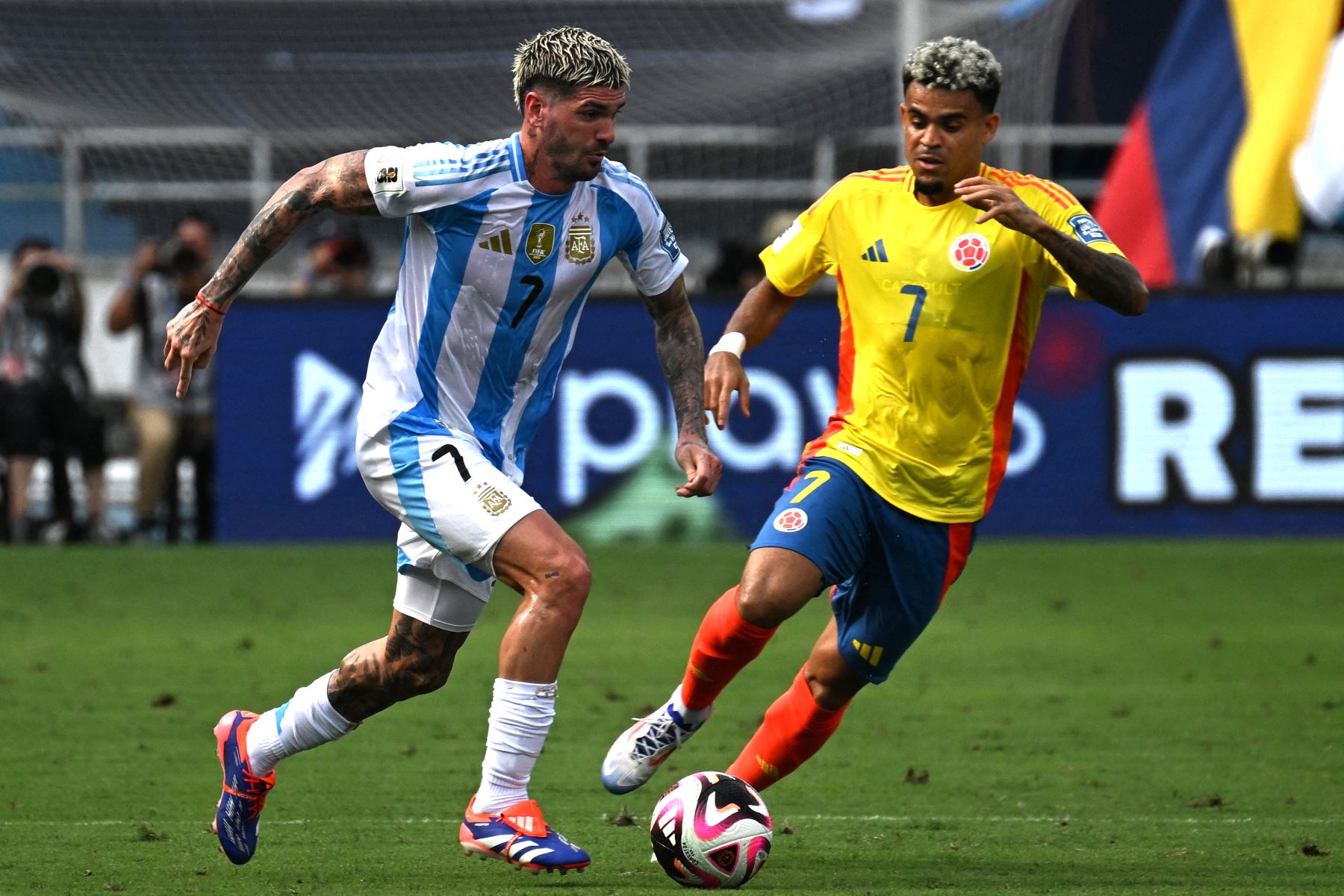 El mediocampista argentino Rodrigo De Paul  y el delantero colombiano Luis Díaz luchan por el balón durante el partido de fútbol de las eliminatorias sudamericanas para la Copa Mundial de la FIFA 2026 entre Colombia y Argentina, en el estadio Metropolitano Roberto Meléndez de Barranquilla, Colombia.
Foto: AFP