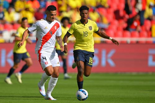 El defensor peruano Alexander Callens (i) y el delantero ecuatoriano John Mercado luchan por el balón durante el partido de fútbol de las eliminatorias sudamericanas para la Copa Mundial de la FIFA 2026 entre Ecuador y Perú, en el estadio Rodrigo Paz Delgado de Quito, el 10 de septiembre de 2024. Foto: AFP 