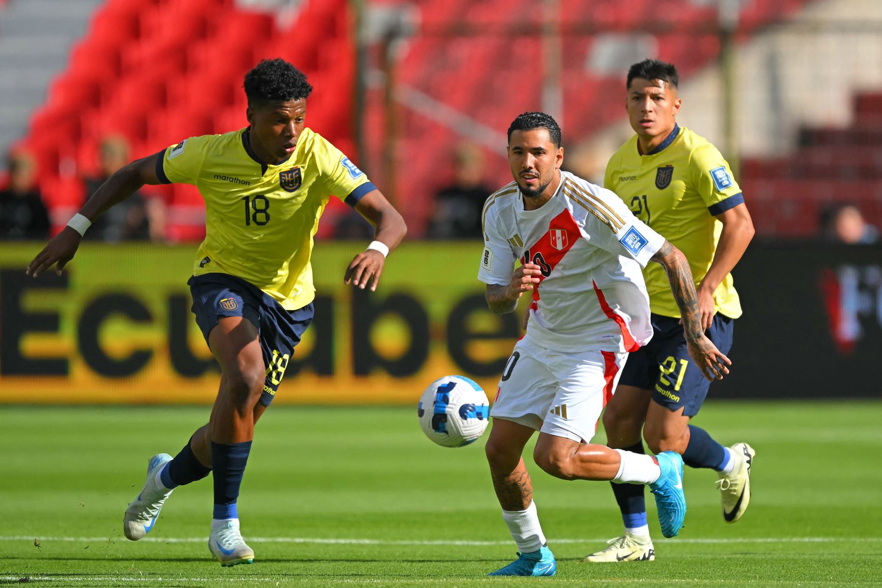 El delantero ecuatoriano John Mercado  y el mediocampista peruano Sergio Peña luchan por el balón durante el partido de fútbol de las eliminatorias sudamericanas para la Copa Mundial de la FIFA 2026 entre Ecuador y Perú, en el estadio Rodrigo Paz Delgado de Quito.
Foto: AFP