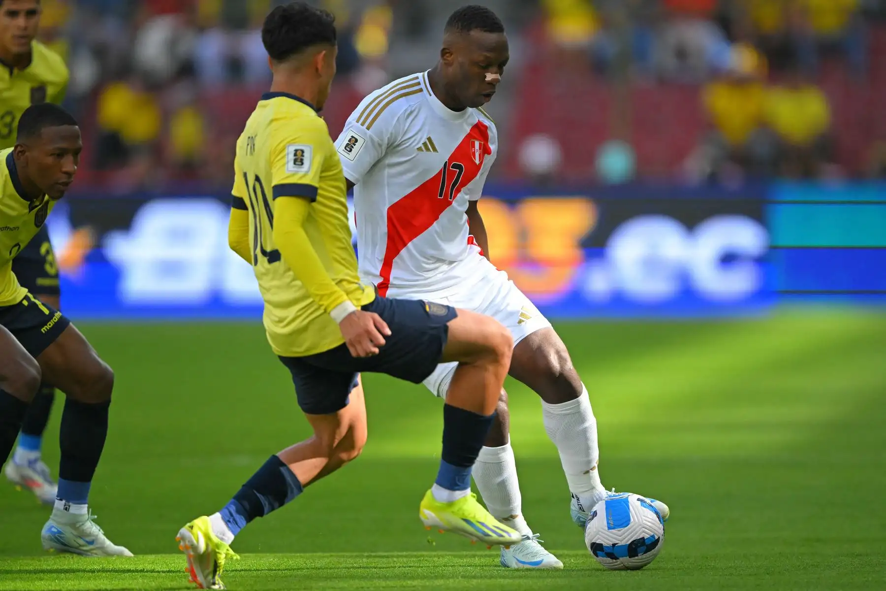 El mediocampista ecuatoriano Kendry Paez y el defensor peruano Luis Advíncula luchan por el balón durante el partido de fútbol de las eliminatorias sudamericanas para la Copa Mundial de la FIFA 2026 entre Ecuador y Perú, en el estadio Rodrigo Paz Delgado de Quito.
Foto: AFP