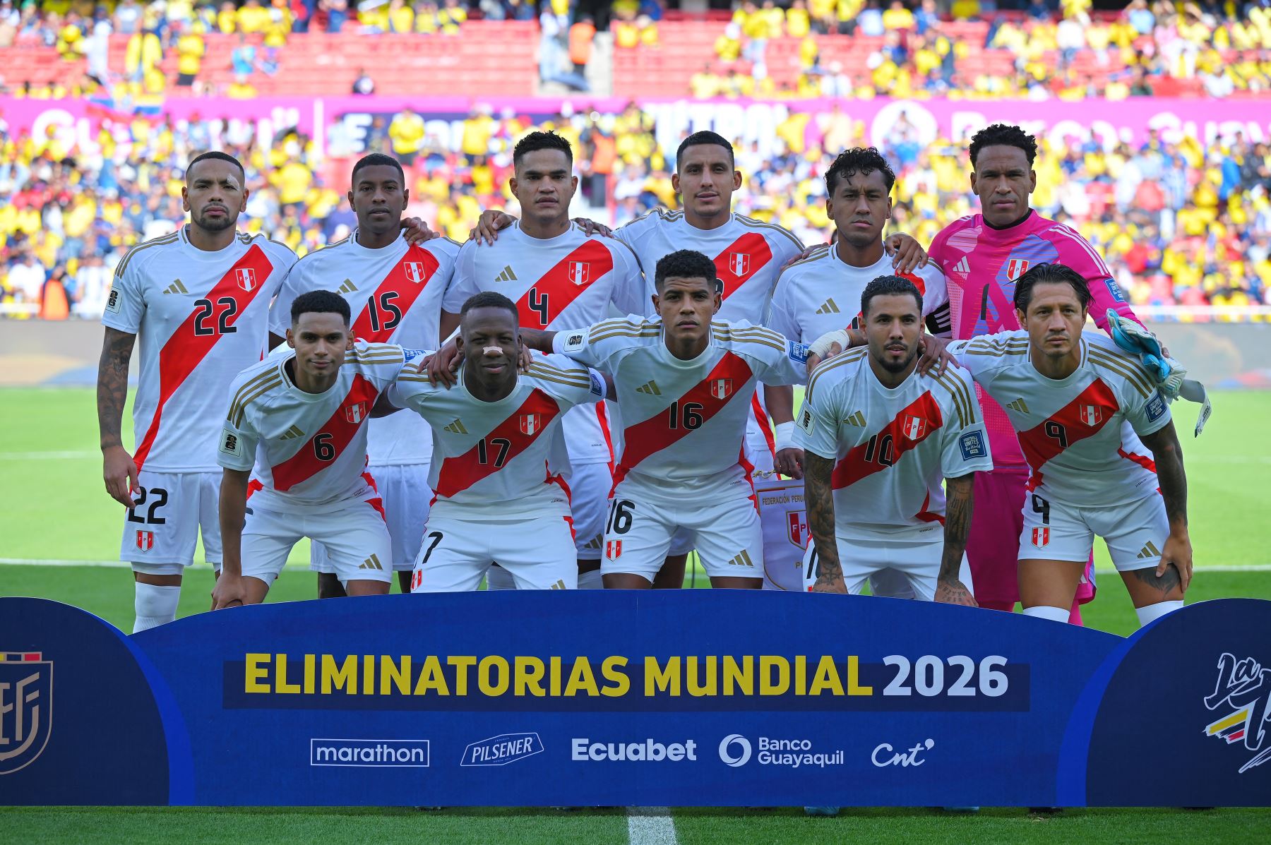 Los jugadores de Perú posan para una foto del equipo antes del partido de fútbol de las eliminatorias sudamericanas para la Copa Mundial de la FIFA 2026 entre Ecuador y Perú, en el estadio Rodrigo Paz Delgado de Quito.
Foto: AFP