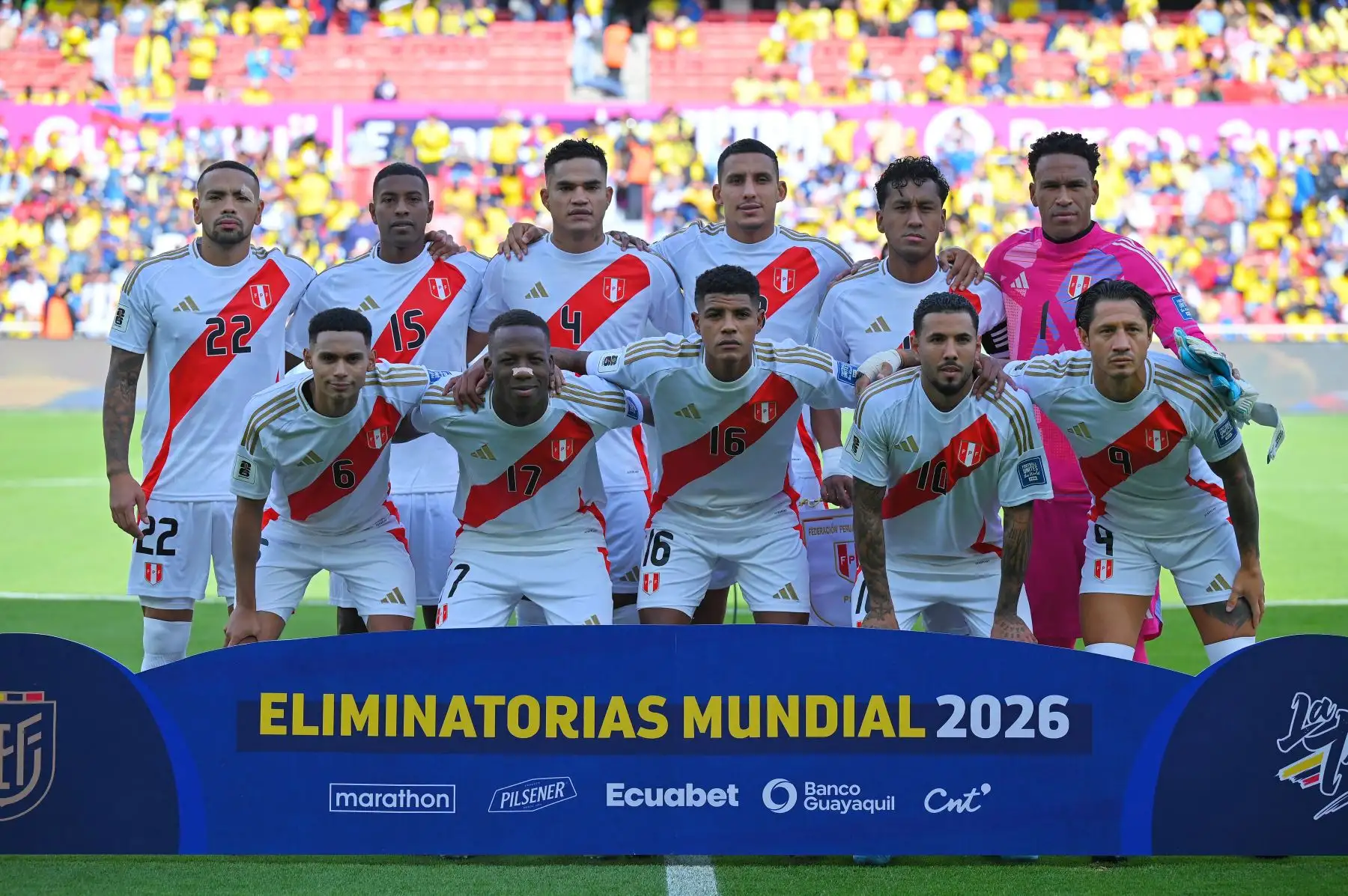 Los jugadores de Perú posan para una foto del equipo antes del partido de fútbol de las eliminatorias sudamericanas para la Copa Mundial de la FIFA 2026 entre Ecuador y Perú, en el estadio Rodrigo Paz Delgado de Quito.
Foto: AFP