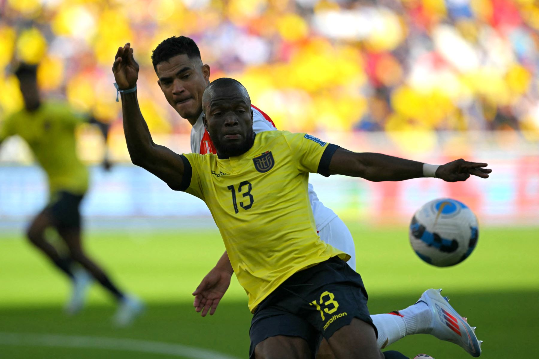 El delantero ecuatoriano Enner Valencia y el defensor peruano Anderson Santamaría luchan por el balón durante el partido de fútbol de las eliminatorias sudamericanas para la Copa Mundial de la FIFA 2026 entre Ecuador y Perú, en el estadio Rodrigo Paz Delgado de Quito.
Foto: AFP