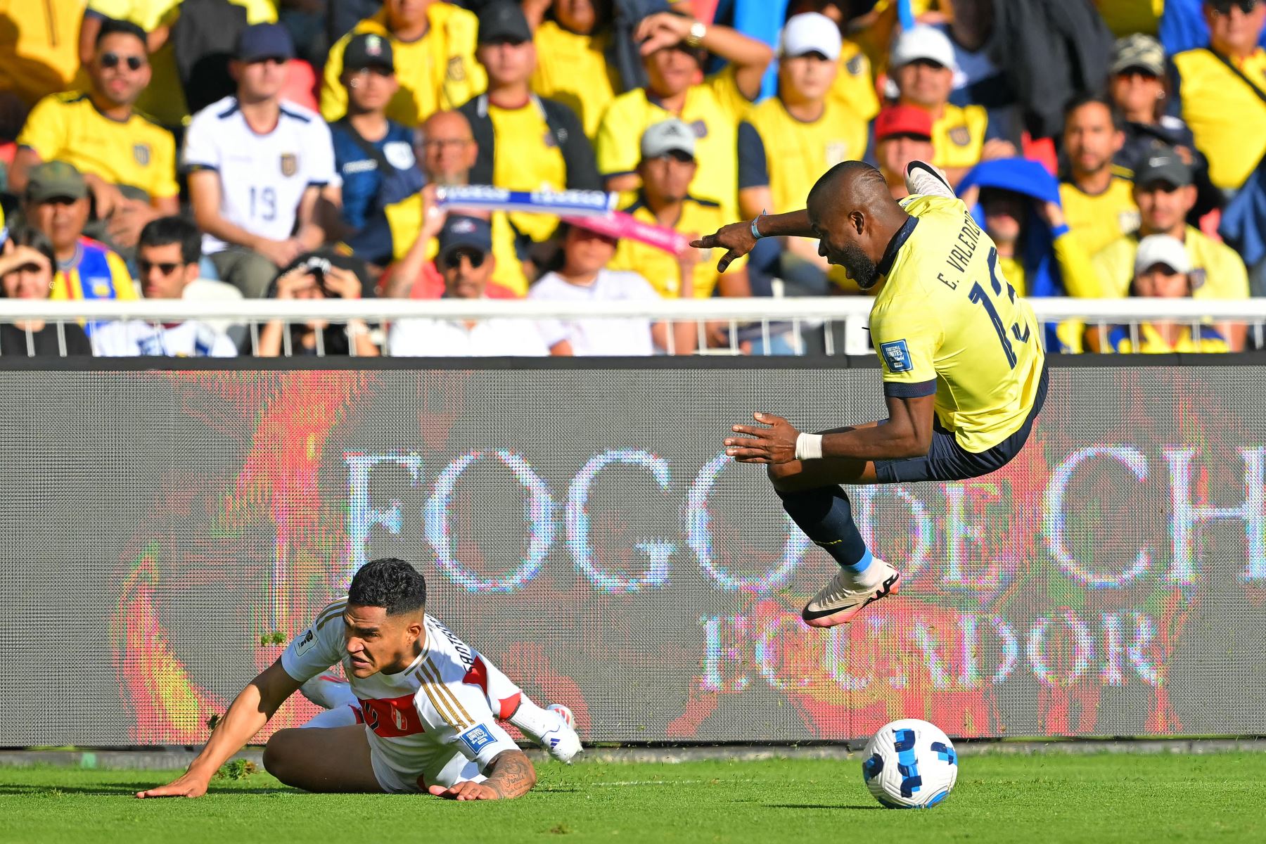 El defensor peruano Anderson Santamaría y el delantero ecuatoriano Enner Valencia luchan por el balón durante el partido de fútbol de las eliminatorias sudamericanas para la Copa Mundial de la FIFA 2026 entre Ecuador y Perú, en el estadio Rodrigo Paz Delgado de Quito.
Foto: AFP