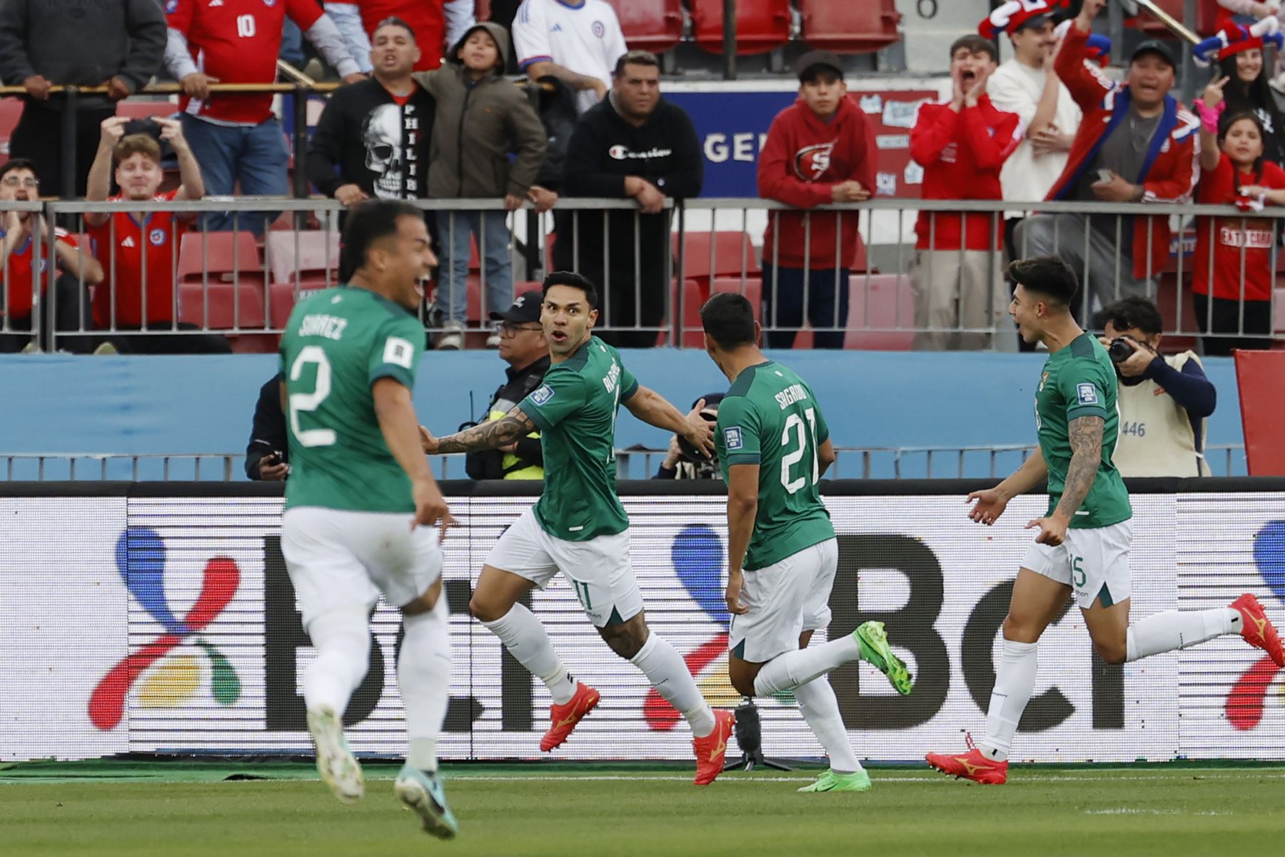 Jugadores de Bolivia celebran un gol este martes, en un partido de las eliminatorias sudamericanas para el Mundial de 2026 entre Chile y Bolivia en el estadio Nacional Julio Martínez Prádanos en Santiago.
Foto: EFE