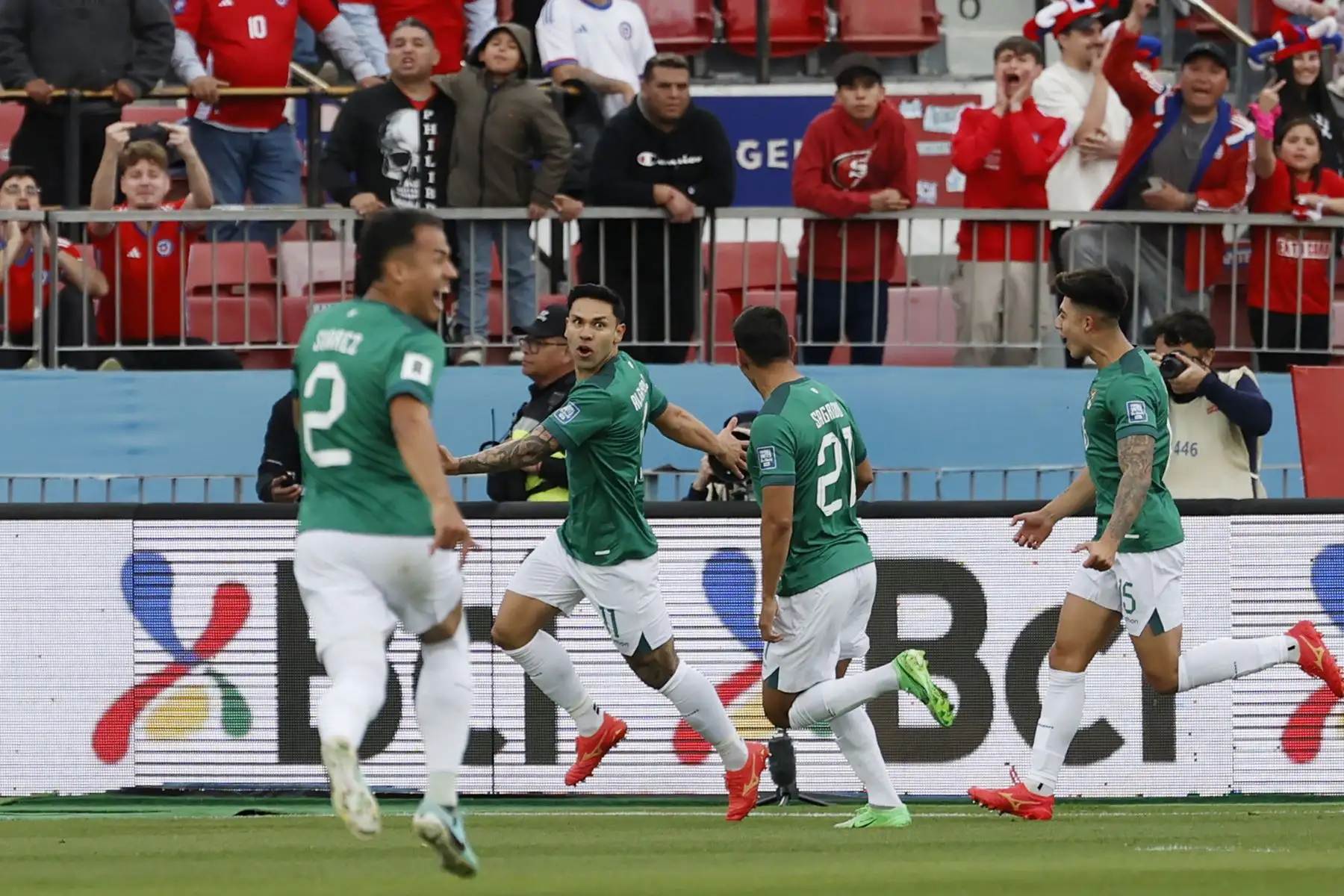 Jugadores de Bolivia celebran un gol este martes, en un partido de las eliminatorias sudamericanas para el Mundial de 2026 entre Chile y Bolivia en el estadio Nacional Julio Martínez Prádanos en Santiago.
Foto: EFE
