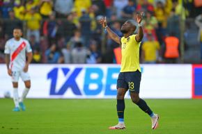 El delantero ecuatoriano Enner Valencia celebra marcar el primer gol de su equipo durante el partido de fútbol de las eliminatorias sudamericanas para la Copa Mundial de la FIFA 2026 entre Ecuador y Perú, en el estadio Rodrigo Paz Delgado de Quito, el 10 de septiembre de 2024. Foto: AFP