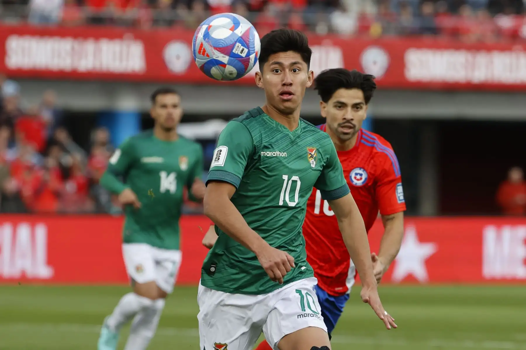 Miguel Terceros de Bolivia controla un balón este martes, en un partido de las eliminatorias sudamericanas para el Mundial de 2026 entre Chile y Bolivia en el estadio Nacional Julio Martínez Prádanos en Santiago (Chile). 
Foto: EFE