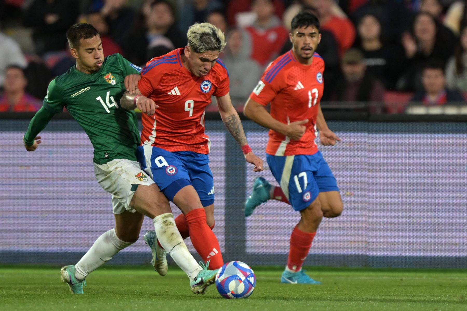 El delantero chileno Carlos Palacios y el mediocampista boliviano Robson Matheus  luchan por el balón junto al defensor chileno Gabriel Suazo durante el partido de fútbol de las Eliminatorias Sudamericanas para la Copa Mundial de la FIFA 2026 entre Chile y Bolivia, en el Estadio Nacional de Santiago.
Foto: AFP