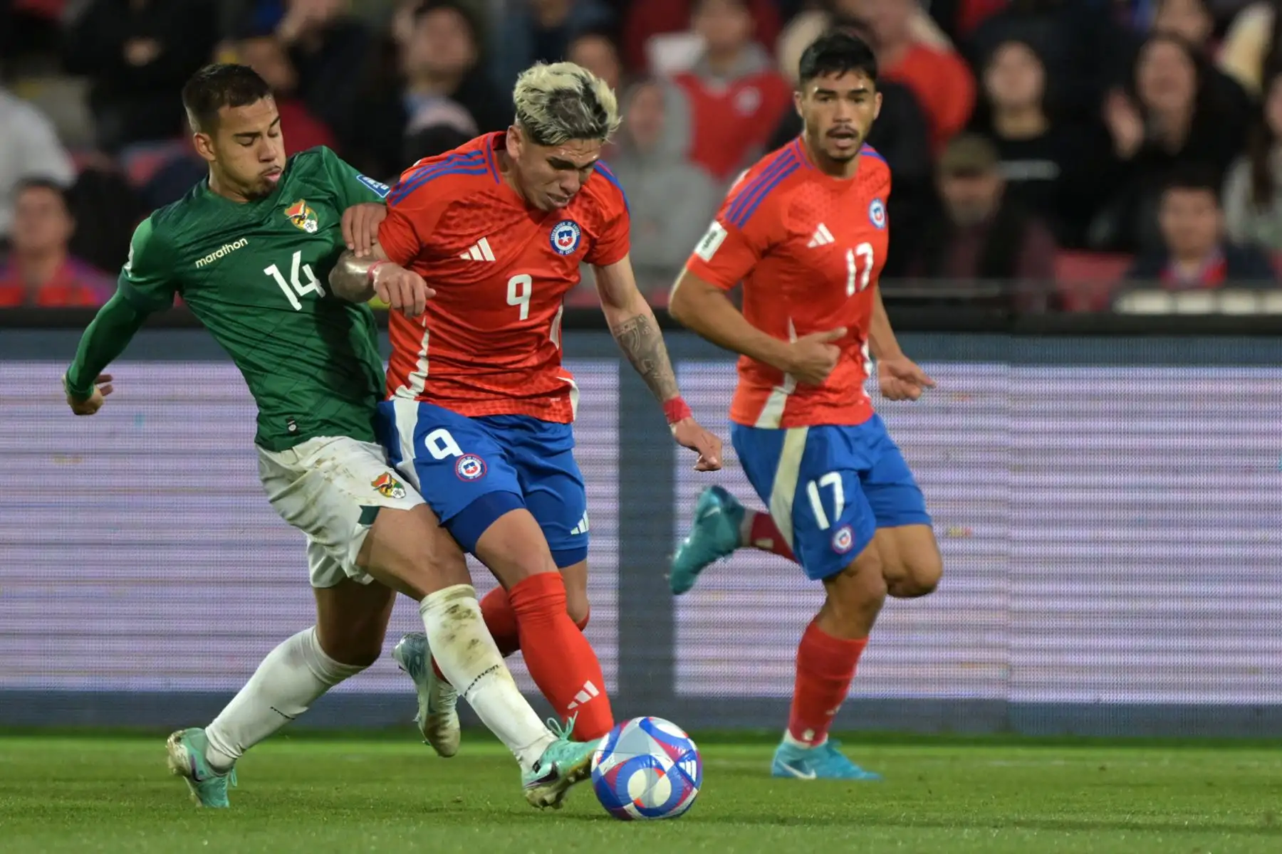 El delantero chileno Carlos Palacios y el mediocampista boliviano Robson Matheus  luchan por el balón junto al defensor chileno Gabriel Suazo durante el partido de fútbol de las Eliminatorias Sudamericanas para la Copa Mundial de la FIFA 2026 entre Chile y Bolivia, en el Estadio Nacional de Santiago.
Foto: AFP