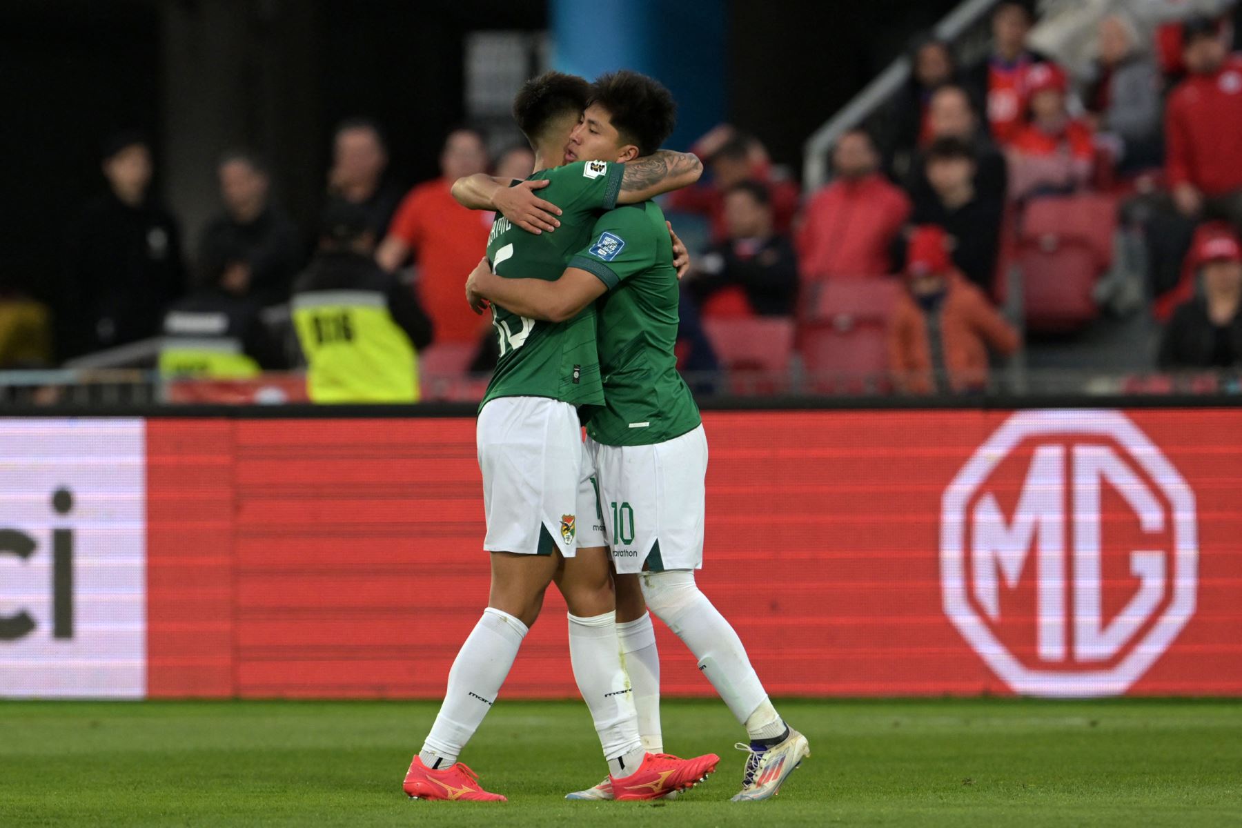 El delantero boliviano Miguel Terceros celebra con su compañero mediocampista Gabriel Villamil luego de anotar el segundo gol de su equipo durante el partido de fútbol de las Eliminatorias Sudamericanas para la Copa Mundial de la FIFA 2026 entre Chile y Bolivia, en el Estadio Nacional de Santiago.
Foto: AFP