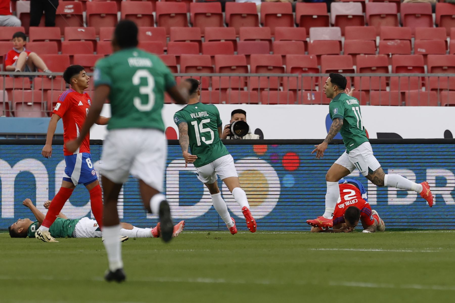 Carmelo Algarañaz  de Bolivia celebra un gol este martes, en un partido de las eliminatorias sudamericanas para el Mundial de 2026 entre Chile y Bolivia en el estadio Nacional Julio Martínez Prádanos en Santiago.
Foto: EFE