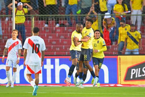 El delantero ecuatoriano Enner Valencia (3ro-R) celebra con sus compañeros el delantero John Mercado (2do-R) y el mediocampista Kendry Páez luego de anotar el primer gol de su equipo durante el partido de fútbol de las eliminatorias sudamericanas para la Copa Mundial de la FIFA 2026 entre Ecuador y Perú, en el Rodrigo Paz. Estadio Delgado de Quito, el 10 de septiembre de 2024. Foto: AFP