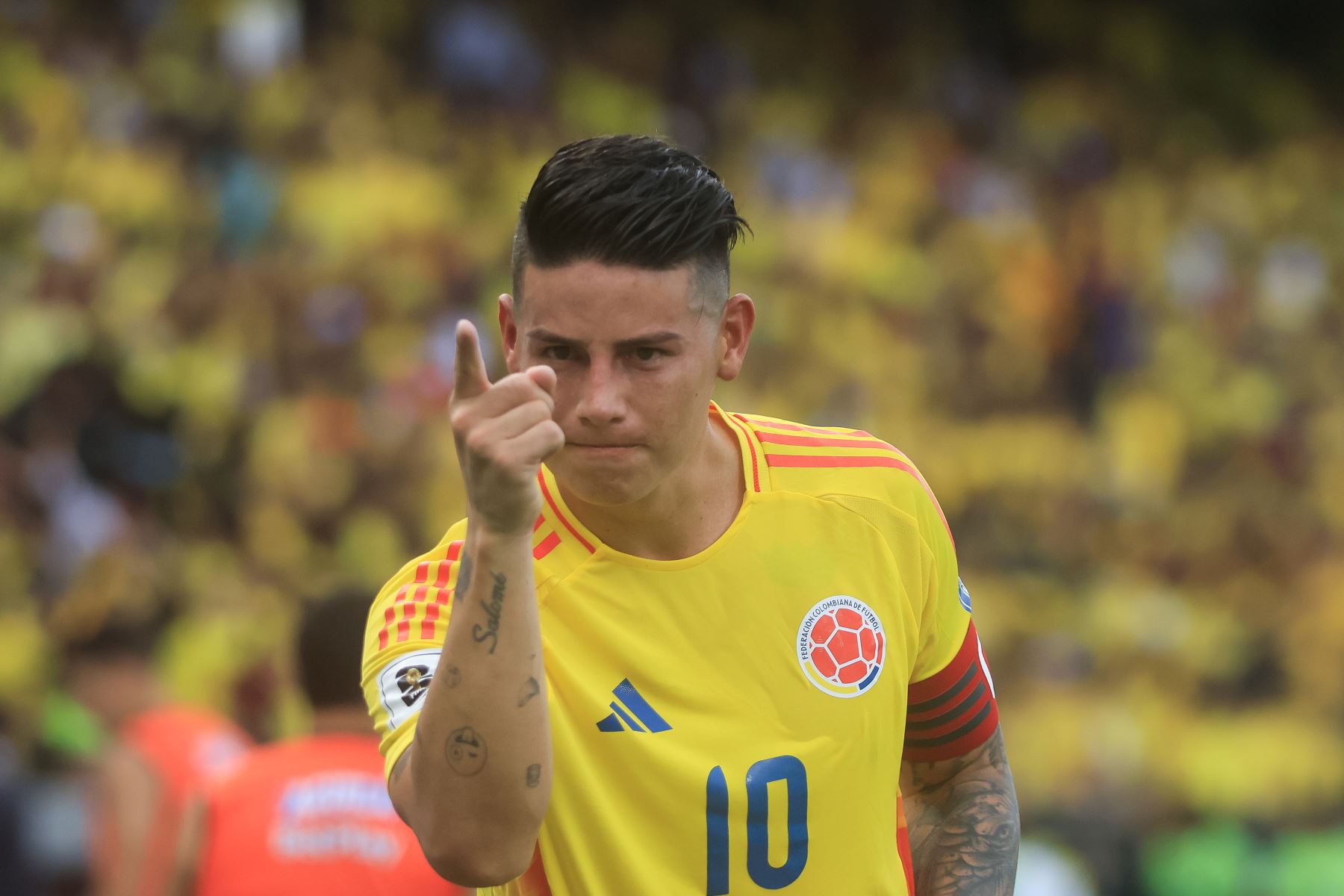 James Rodríguez de Colombia celebra un gol este martes, en un partido de las eliminatorias sudamericanas para el Mundial de 2026 entre Colombia y Argentina en el estadio Metropolitano en Barranquilla (Colombia). 
Foto: EFE