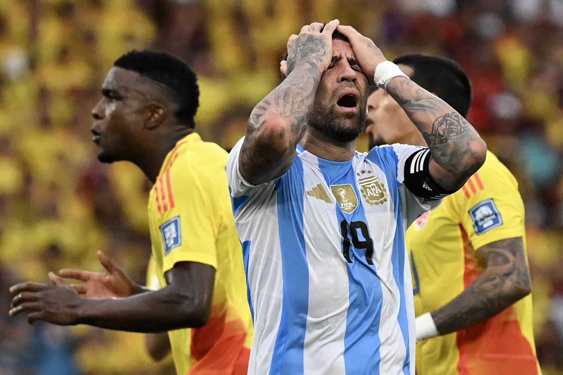 El defensor argentino Nicolás Otamendi reacciona durante el partido de fútbol de las eliminatorias sudamericanas para la Copa Mundial de la FIFA 2026 entre Colombia y Argentina, en el estadio Metropolitano Roberto Meléndez de Barranquilla, Colombia.
Foto: AFP