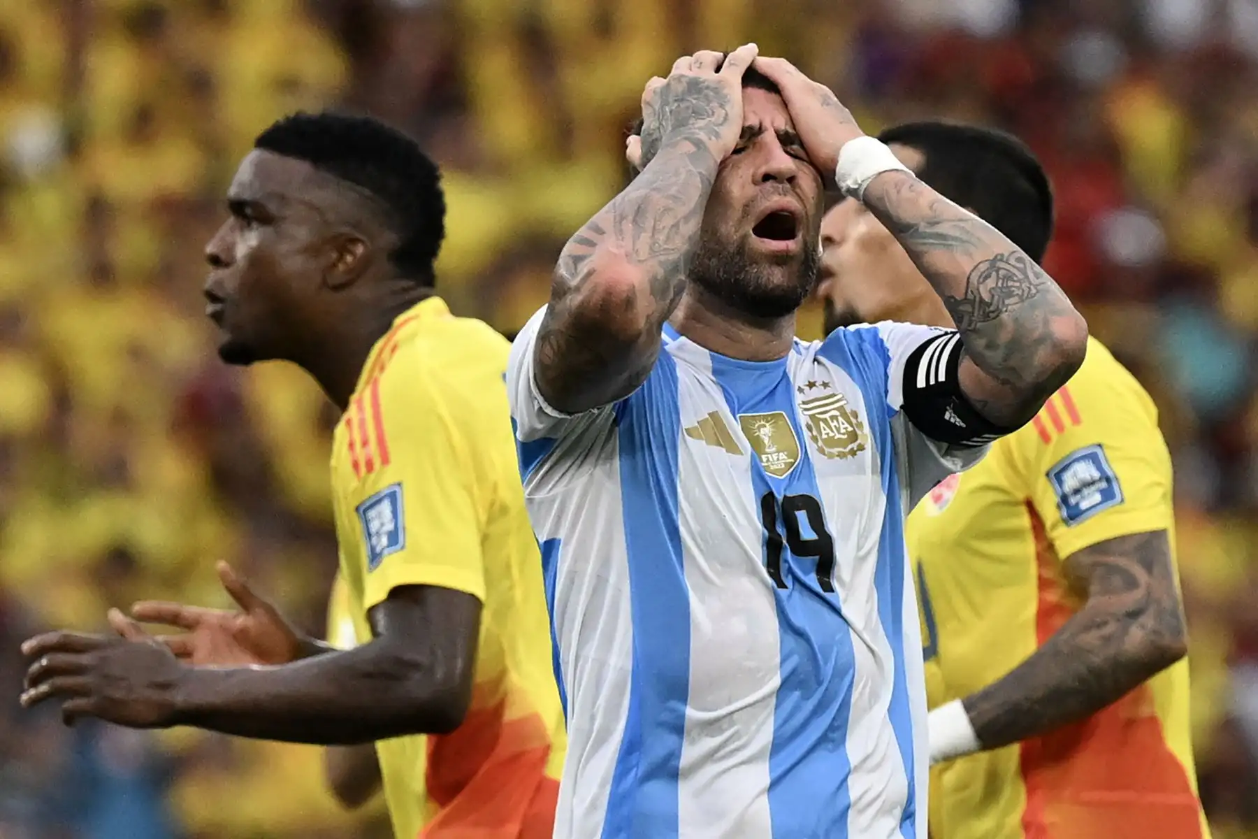 El defensor argentino Nicolás Otamendi reacciona durante el partido de fútbol de las eliminatorias sudamericanas para la Copa Mundial de la FIFA 2026 entre Colombia y Argentina, en el estadio Metropolitano Roberto Meléndez de Barranquilla, Colombia.
Foto: AFP