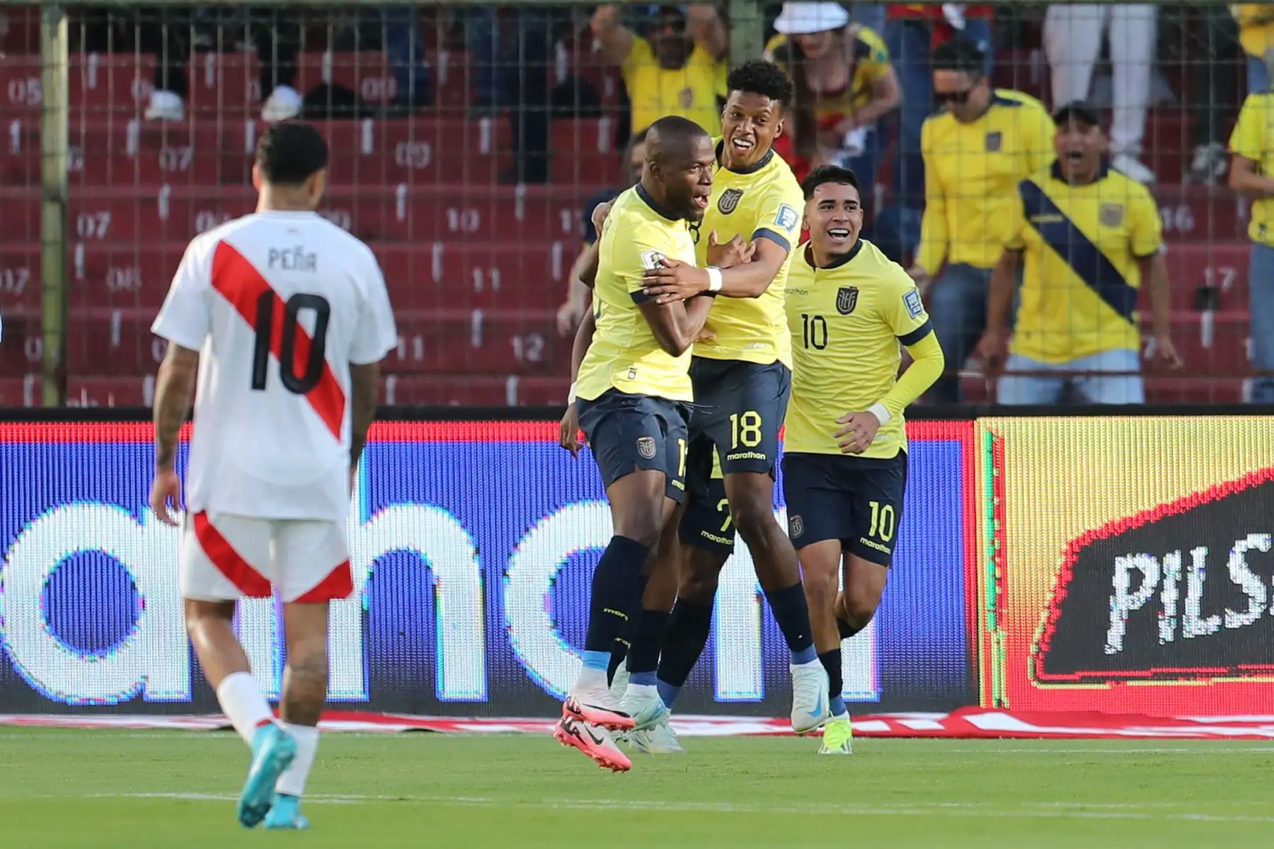 Enner Valencia de Ecuador celebra su gol este martes, en un partido de las eliminatorias sudamericanas para el Mundial de 2026 entre Ecuador y Perú en el estadio Rodrigo Paz Delgado en Quito.
Foto: AFP