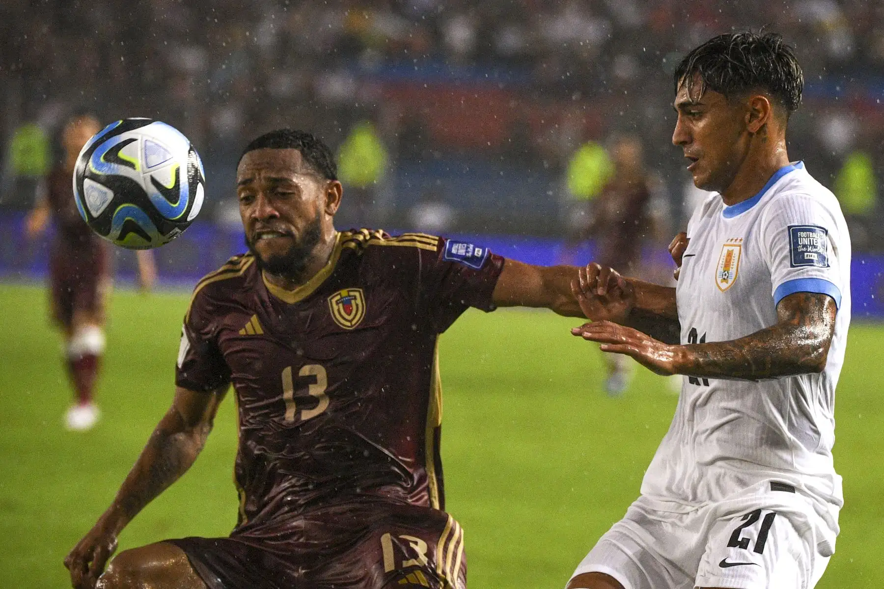 El mediocampista venezolano José Martínez  y el mediocampista uruguayo Facundo Torres luchan por el balón durante el partido de fútbol de las eliminatorias sudamericanas para la Copa Mundial de la FIFA 2026 entre Venezuela y Uruguay en el estadio Monumental de Maturín, Venezuela.
Foto: AFP