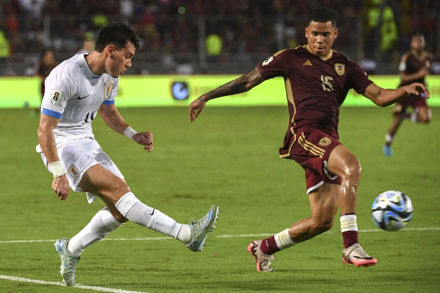 El mediocampista uruguayo Facundo Pellistri  y el defensor venezolano Miguel Navarro luchan por el balón durante el partido de fútbol de las eliminatorias sudamericanas para la Copa Mundial de la FIFA 2026 entre Venezuela y Uruguay en el estadio Monumental de Maturín, Venezuela.
Foto: AFP