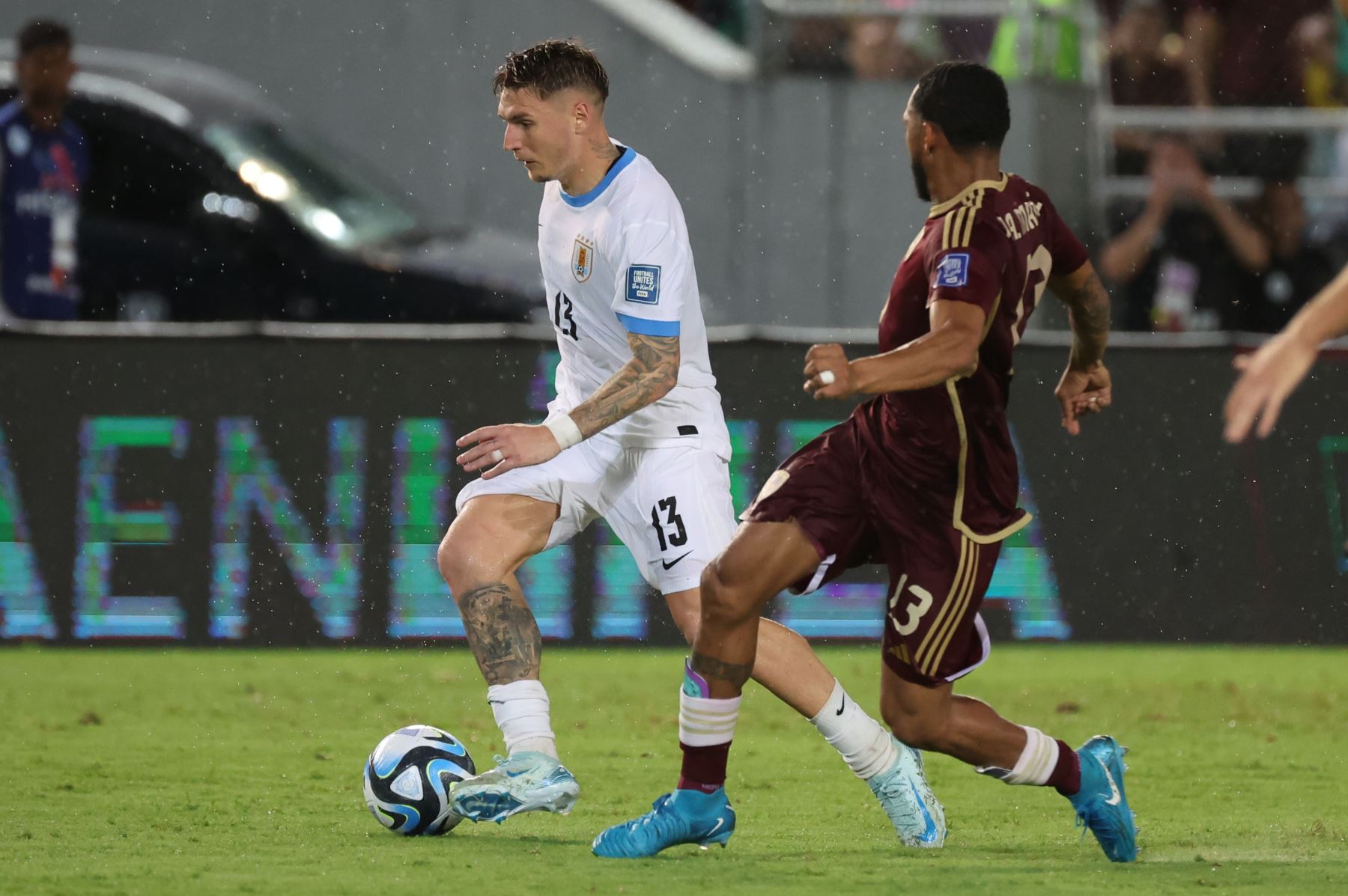 Andrés Martínez  de Venezuela disputa un balón con Guillermo Varela de Uruguay este martes, en un partido de las eliminatorias sudamericanas para el Mundial de 2026 entre Venezuela y Uruguay en el estadio Monumental de Maturín .
Foto: EFE