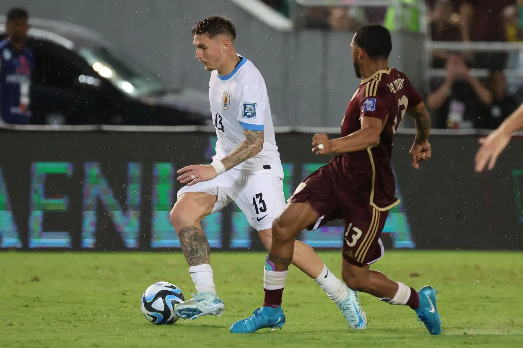 Andrés Martínez  de Venezuela disputa un balón con Guillermo Varela de Uruguay este martes, en un partido de las eliminatorias sudamericanas para el Mundial de 2026 entre Venezuela y Uruguay en el estadio Monumental de Maturín .
Foto: EFE