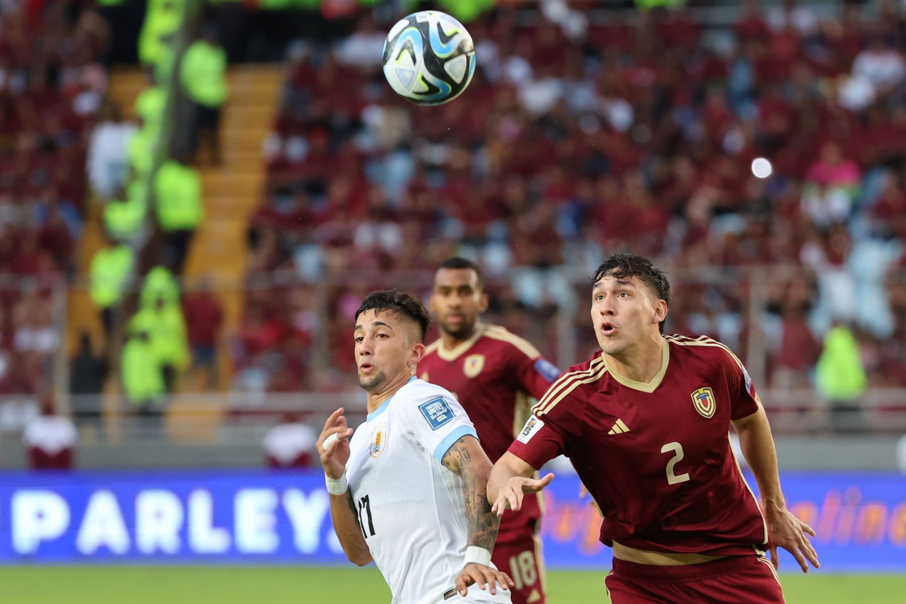 Nahuel Ferraresi (d) de Venezuela disputa un balón con Cristian Olivera Ibarra de Uruguay este martes, en un partido de las eliminatorias sudamericanas para el Mundial de 2026 entre Venezuela y Uruguay en el estadio Monumental de Maturín (Venezuela).
Foto: EFE