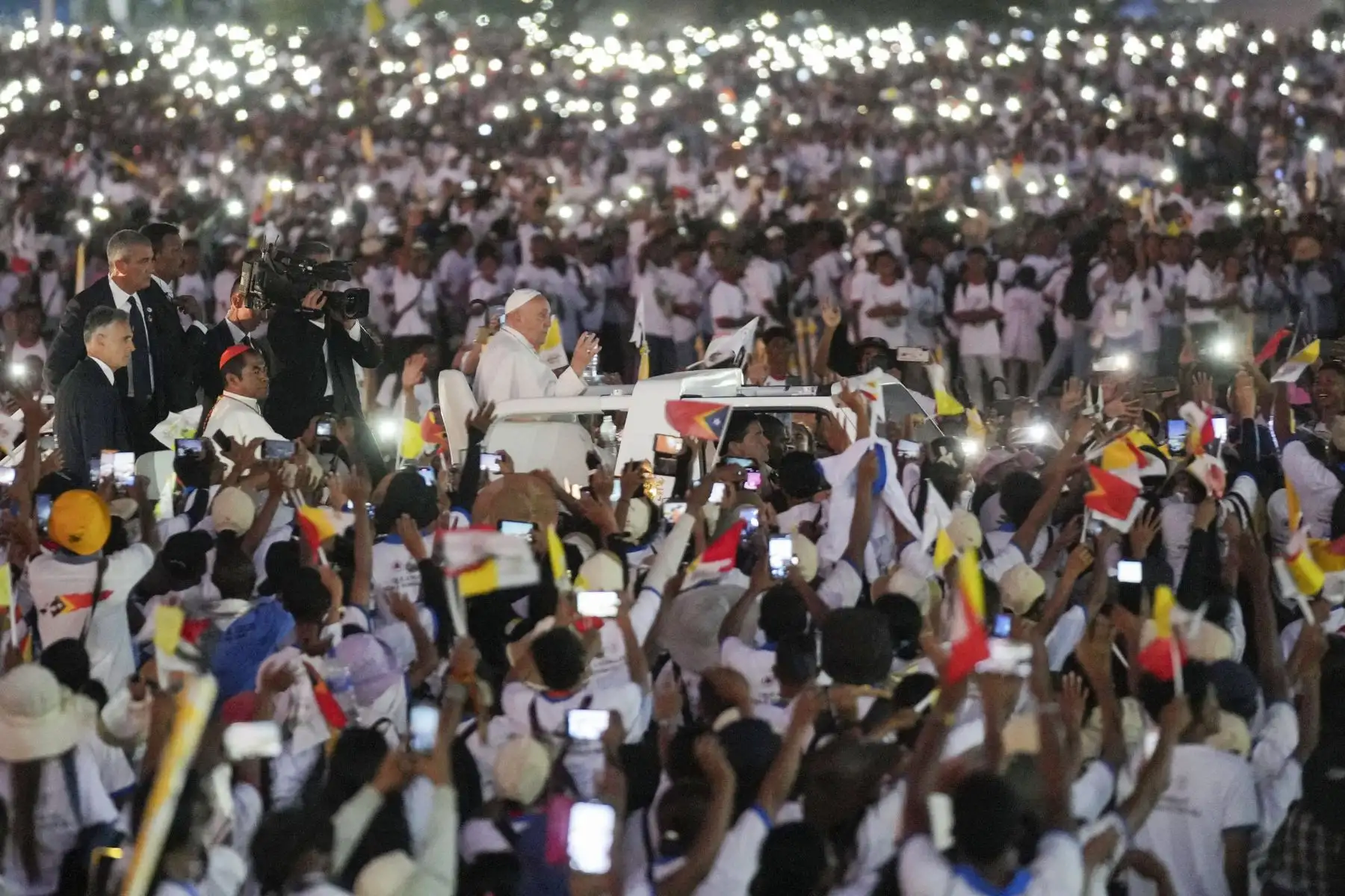 El papa celebró este martes una misa en la explanada de Taci Tolu, en Dili, en su segundo día de visita a Timor Oriental, y en la que participaron 600.000 fieles, la mitad de los 1,3 millones de habitantes del país considerado el más católico del mundo, sin contar el Vaticano. Foto: AFP