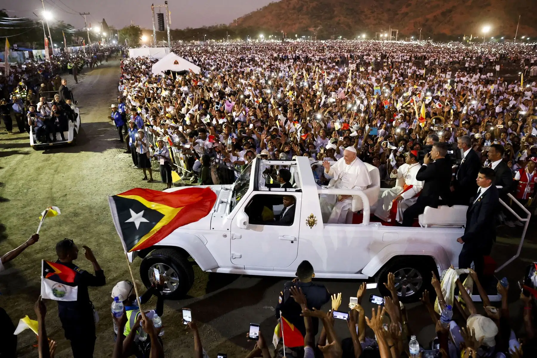 Recibieron al papa una marea de paraguas amarillos y blancos, los colores del Vaticano, donados por los organizadores para reguardarse del excesivo calor. Foto: AFP