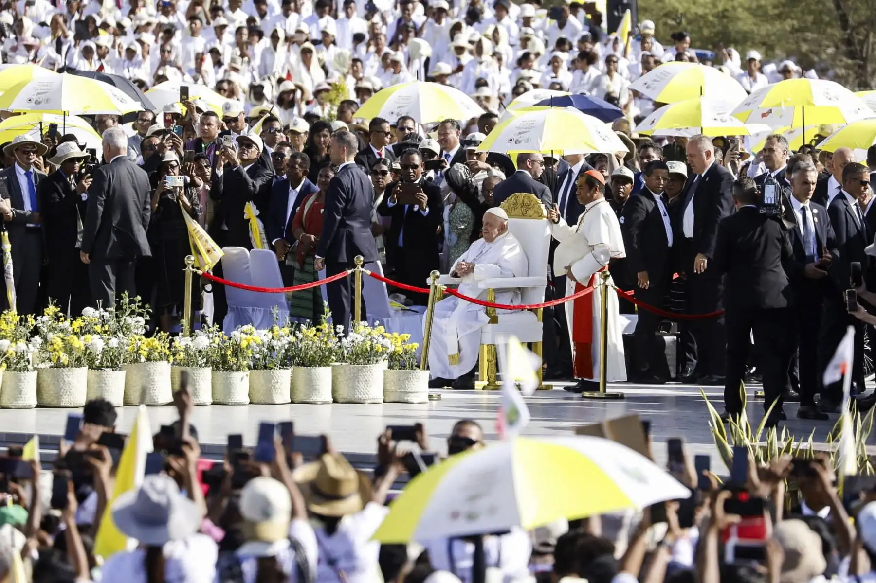 Hasta Taci Tolu llegaron no sólo los habitantes de la capital sino de todas las partes del país y también algunos peregrinos de Indonesia, de la cercana Timor Occidental y Australia, la mayoría de ellos ataviados con las camisetas conmemorativas del viaje que también distribuyó la organización y que se podían observar por toda la ciudad para el que se ha convertido en uno de los grandes eventos de la Historia de la joven nación. Foto: EFE